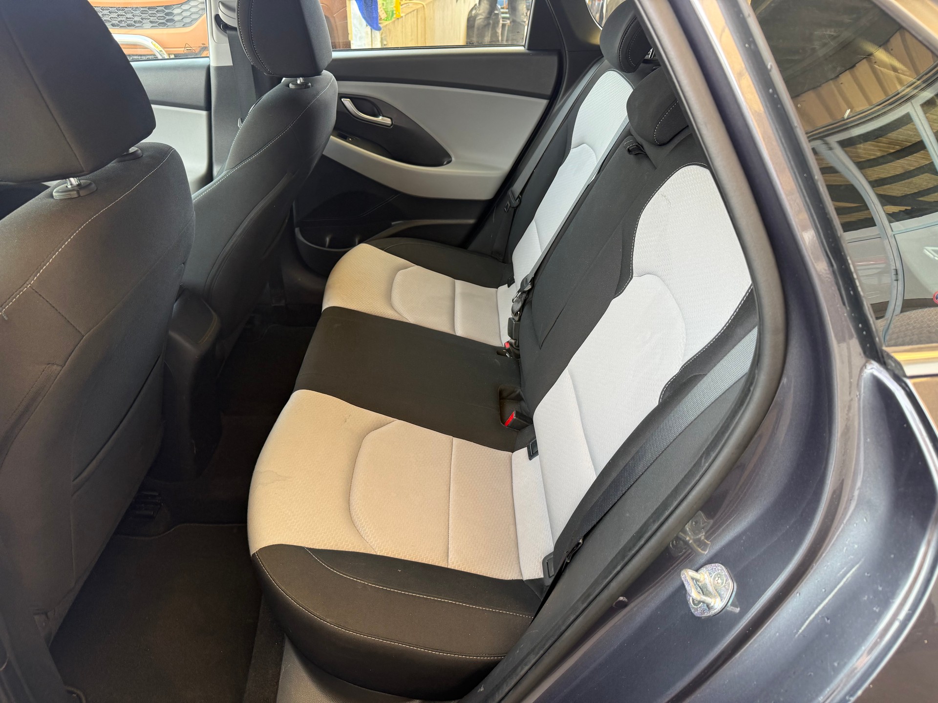 HYUNDAI i30 1.6 CRDi Amplia DCT-image-8