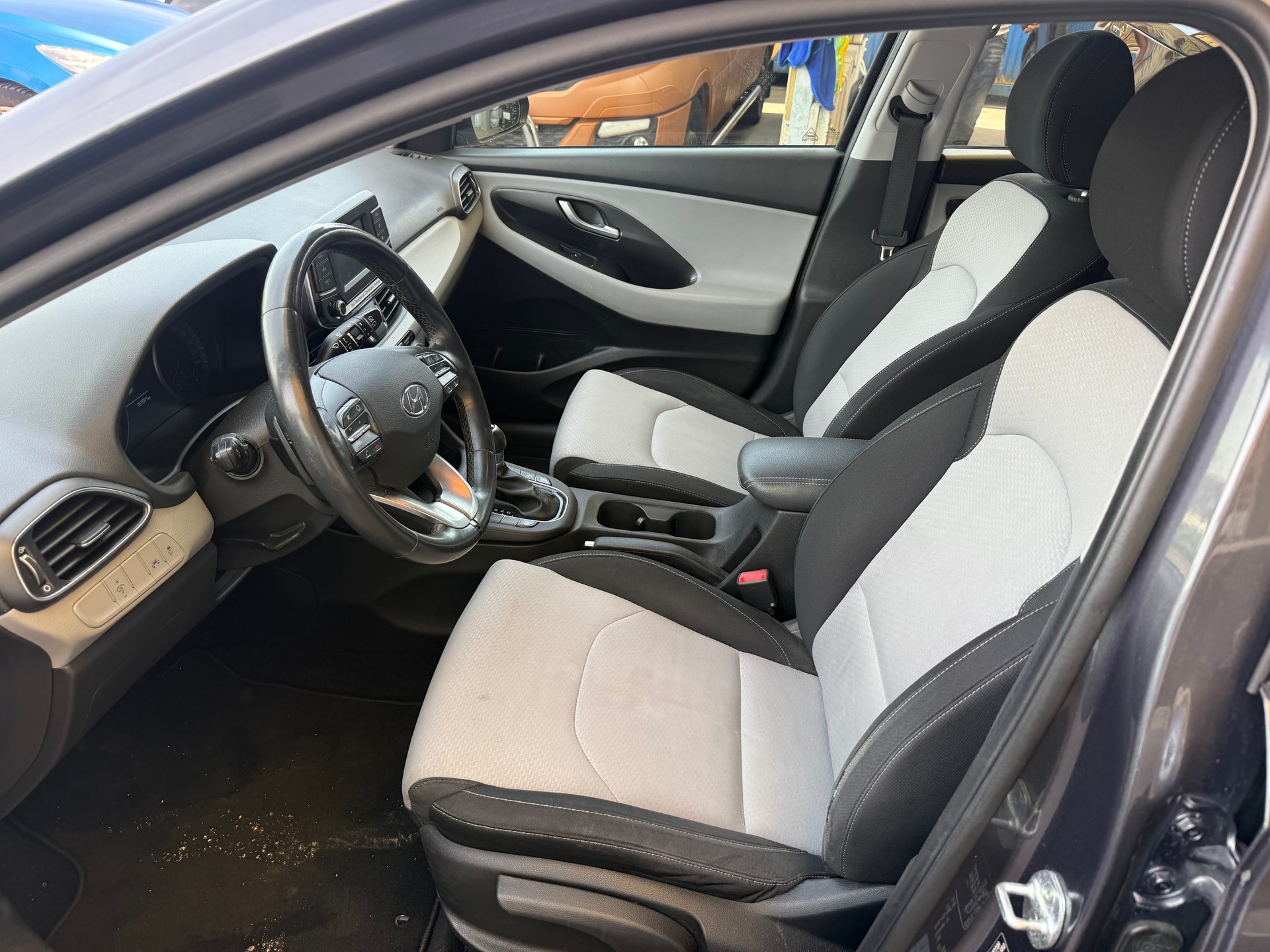 HYUNDAI i30 1.6 CRDi Amplia DCT-image-5