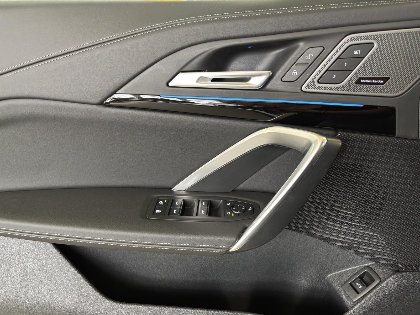BMW X1 30e xDrive paddles-image-8