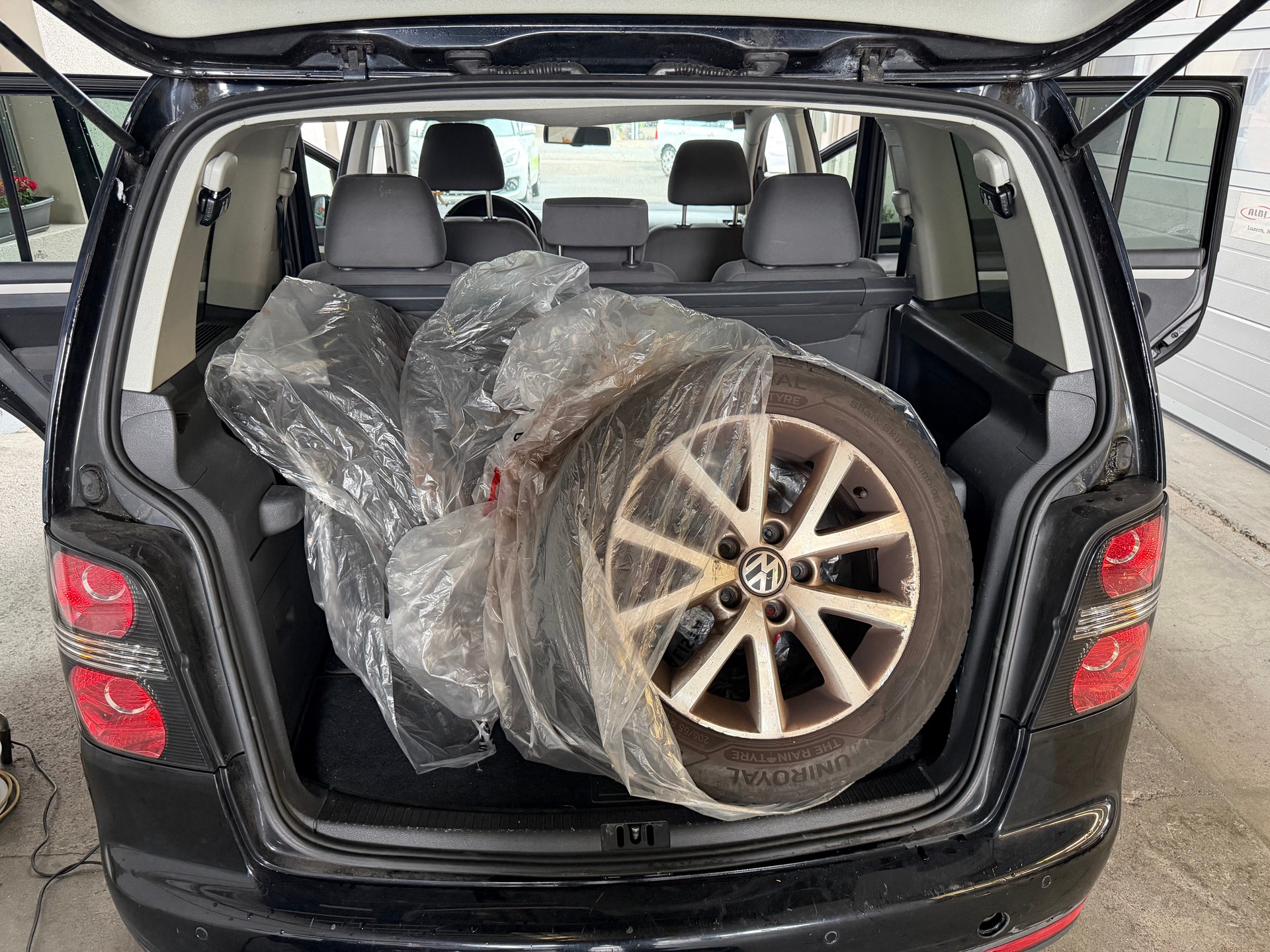 VW TOURAN-image-8