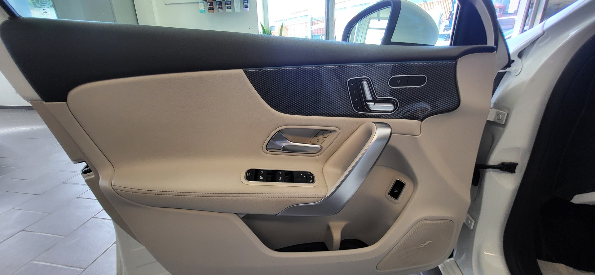 MERCEDES-BENZ A 200 Progressive 7G-DCT-image-16