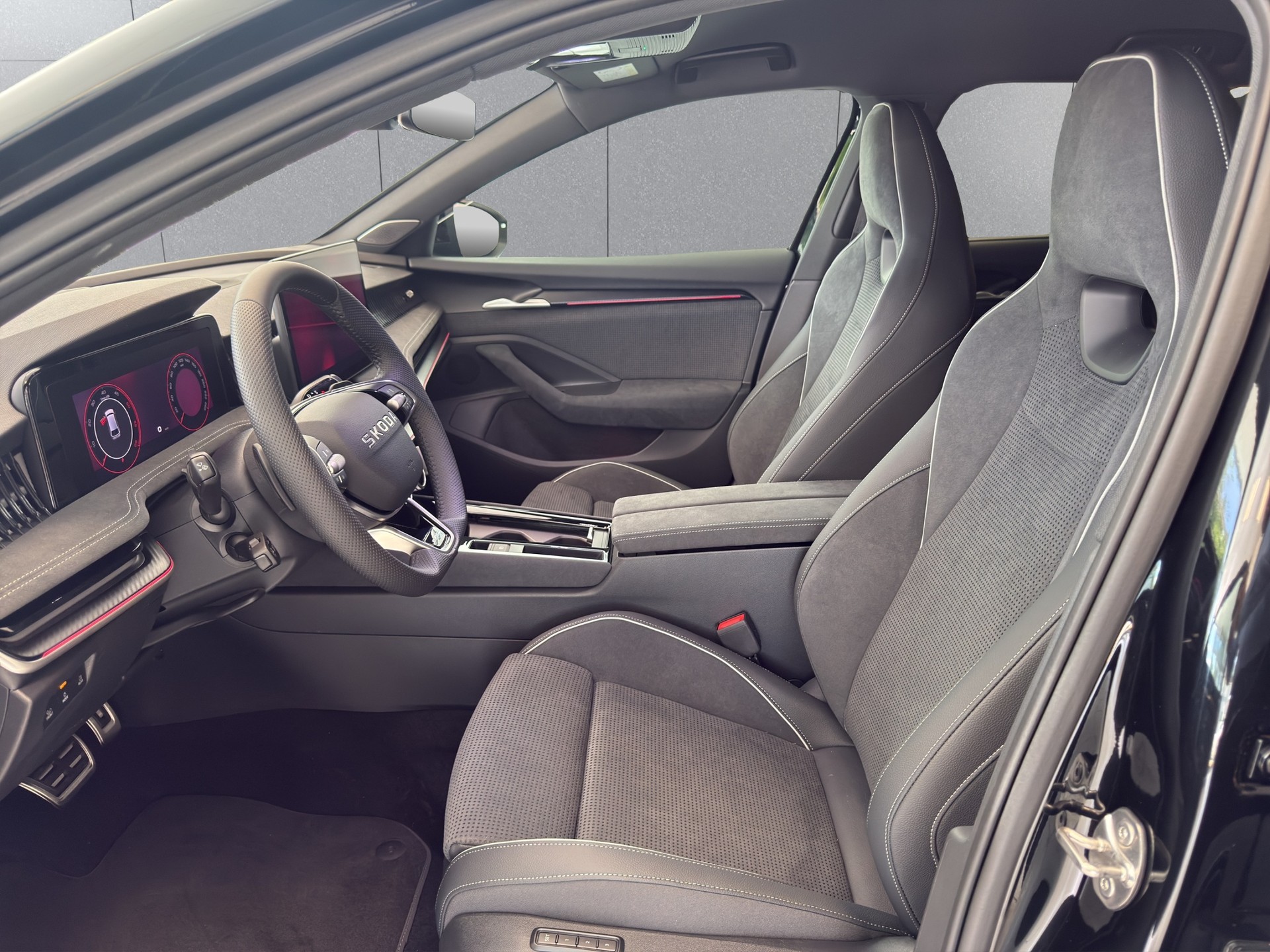 SKODA Superb Combi 2.0 TDi Sportline 4x4 DSG-image-10