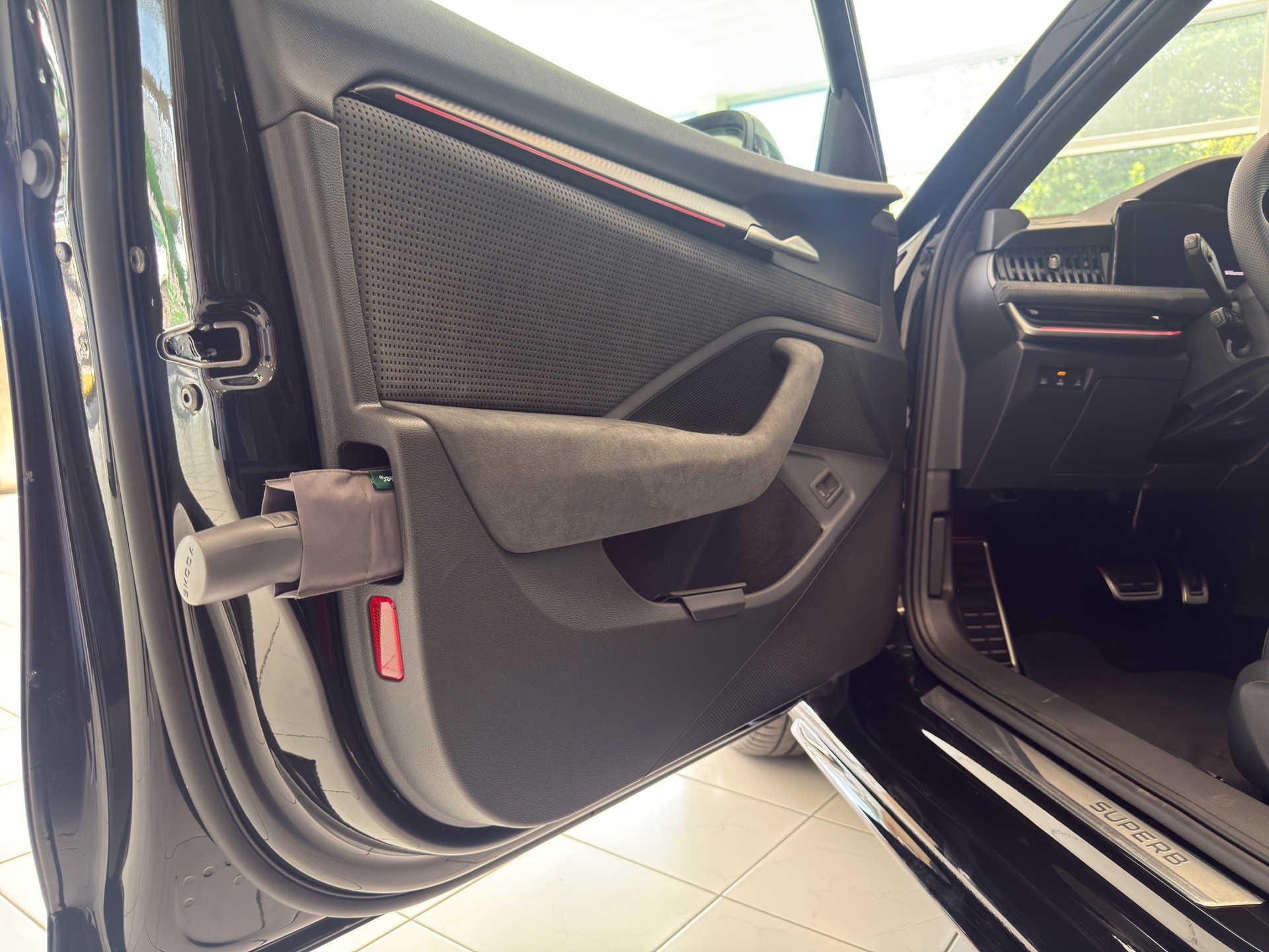SKODA Superb Combi 2.0 TDi Sportline 4x4 DSG-image-14