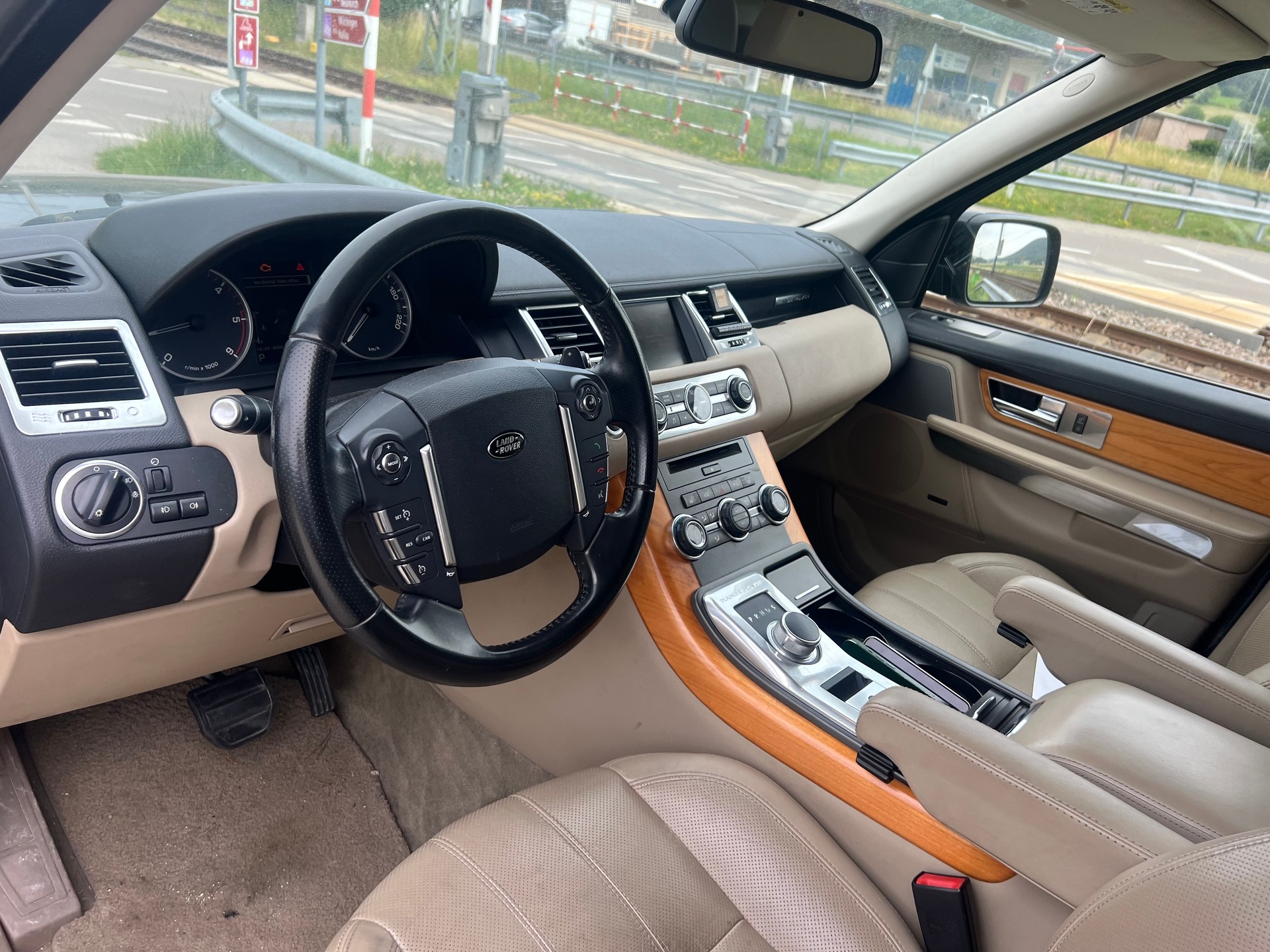 LAND ROVER Range Rover Sport 3.0 TDV6 SE Automatic-image-8
