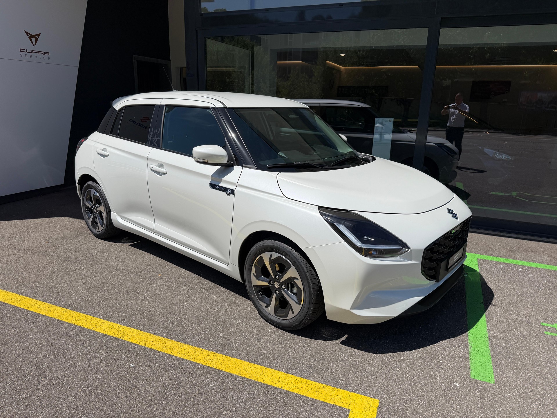 SUZUKI Swift 1.2 Sakura Top Hybrid-image-0