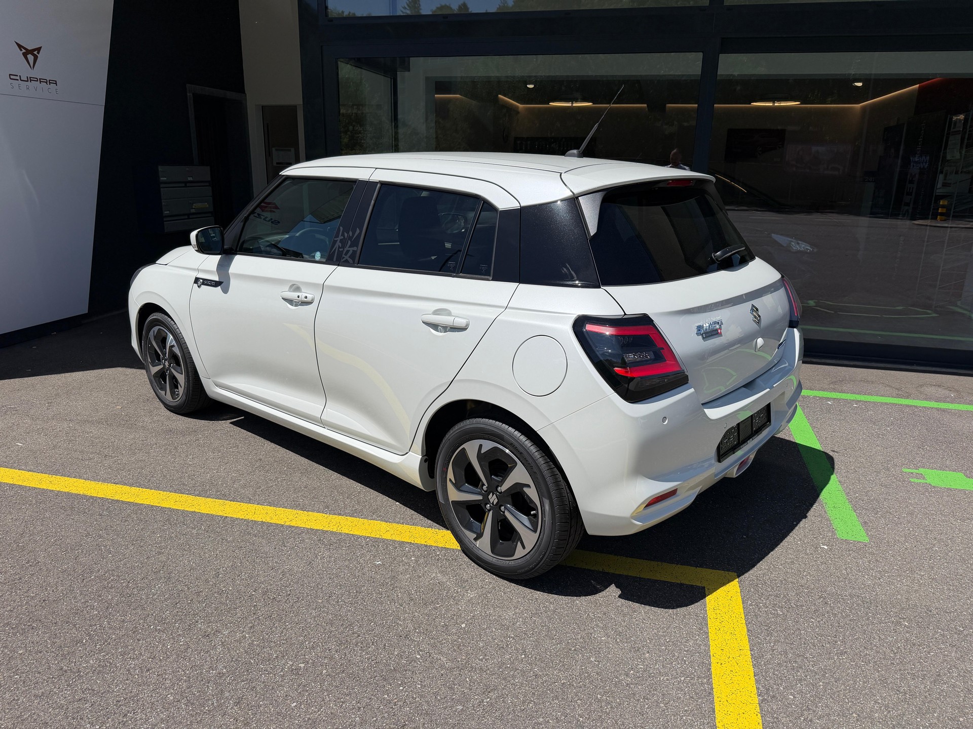 SUZUKI Swift 1.2 Sakura Top Hybrid-image-3