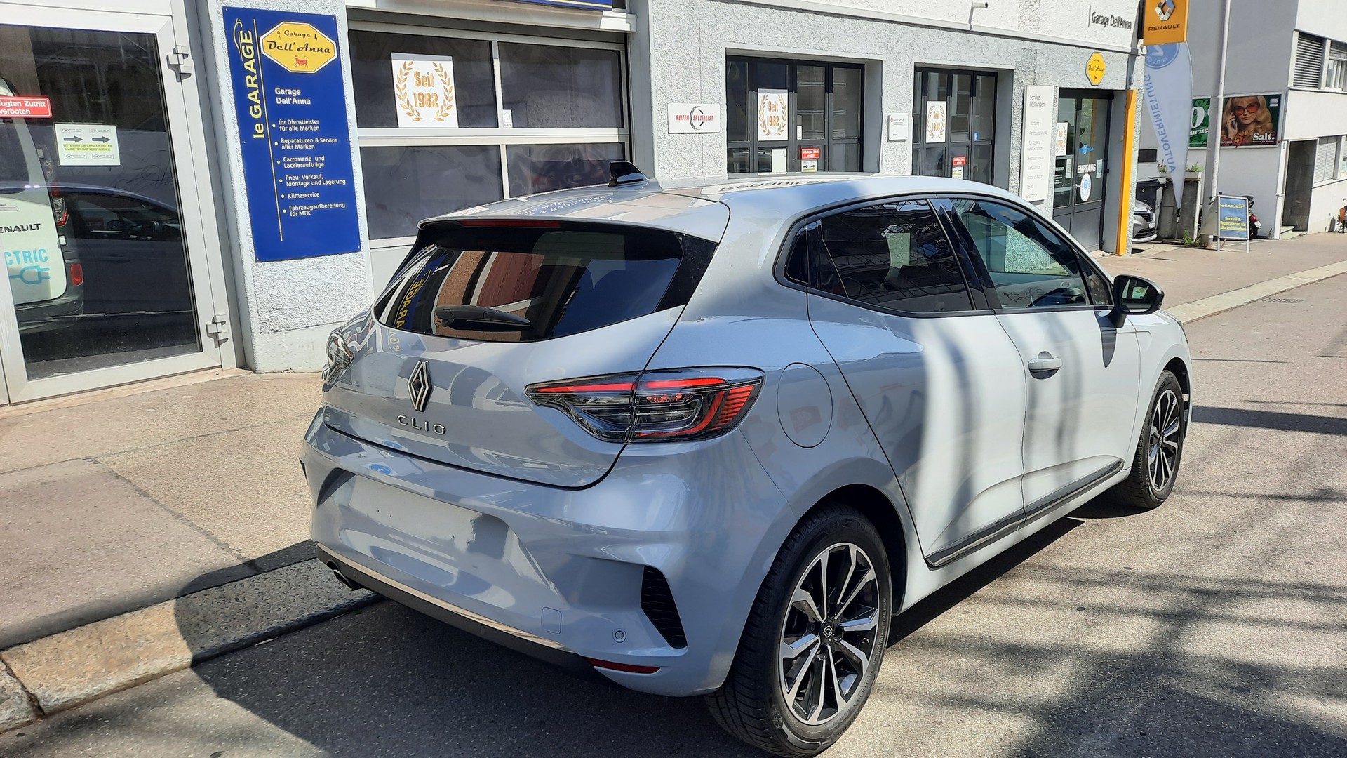 RENAULT Clio 1.0 Techno X-Tronic-image-1