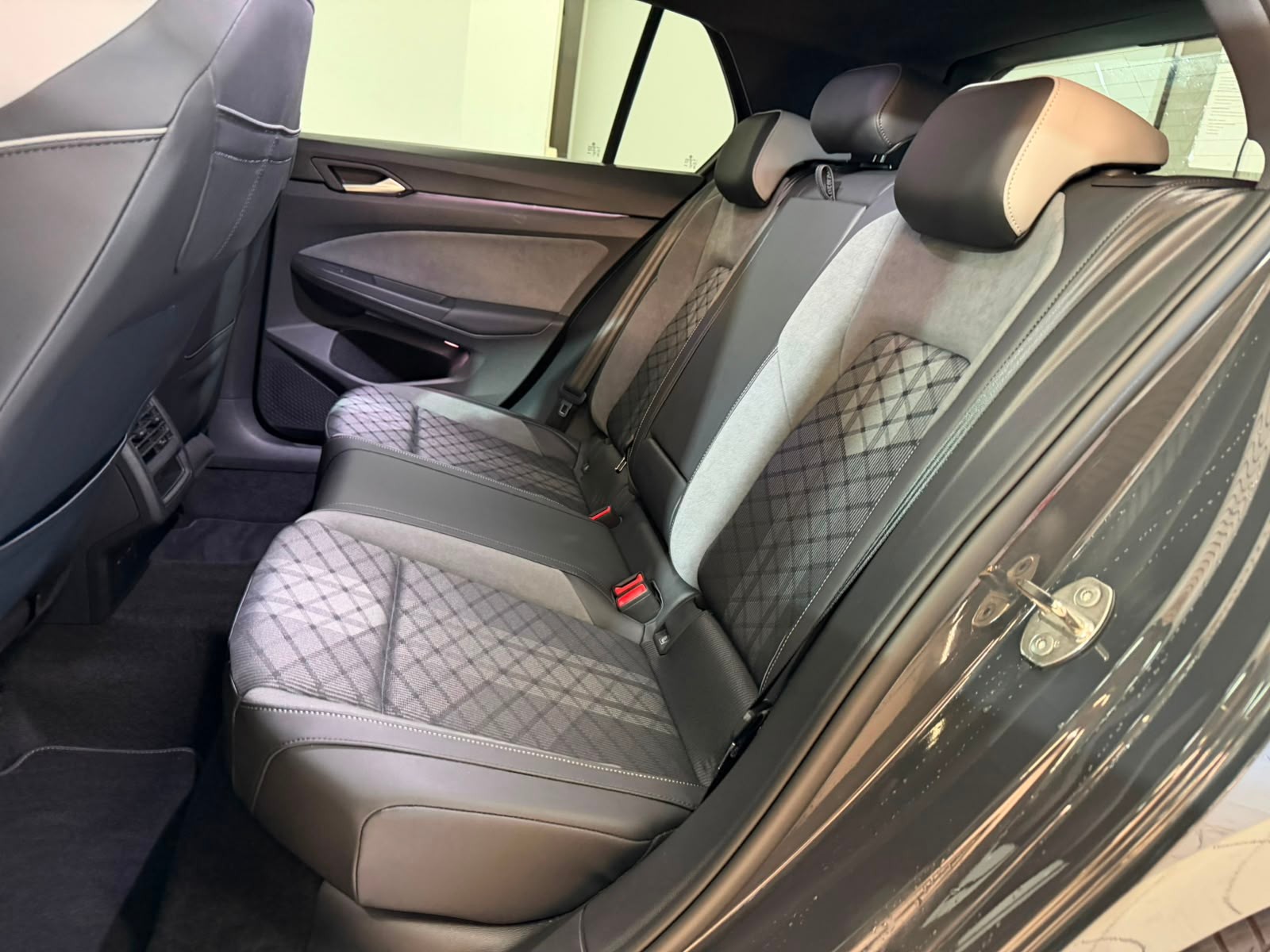 VW Golf 2.0 TSI R-Line DSG 4 Motion-image-7