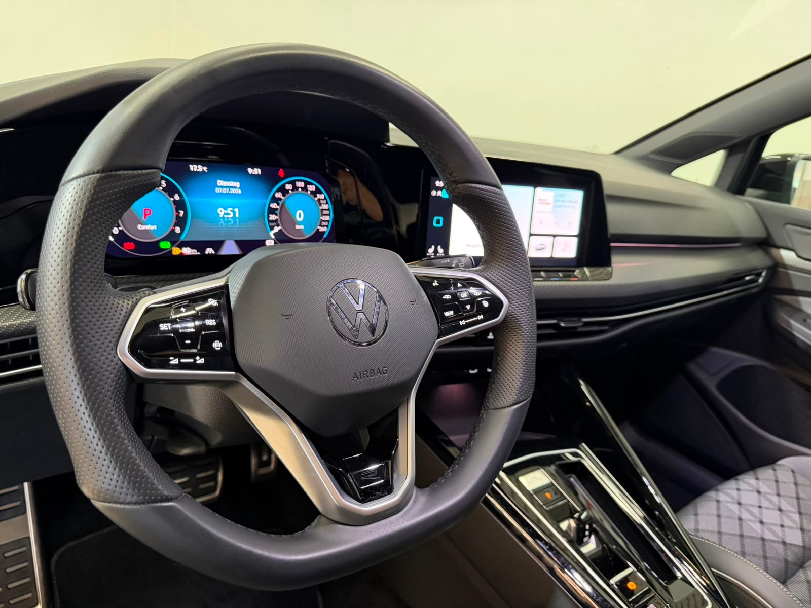 VW Golf 2.0 TSI R-Line DSG 4 Motion-image-6