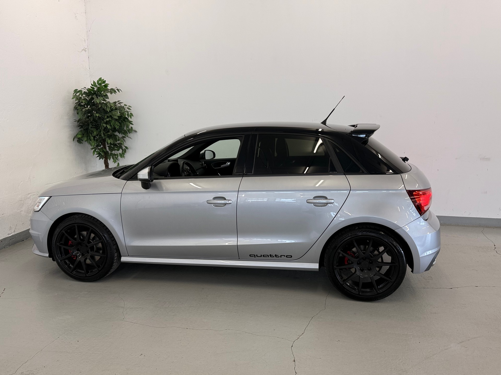 AUDI S1 Sportback 2.0 TFSI quattro-image-3
