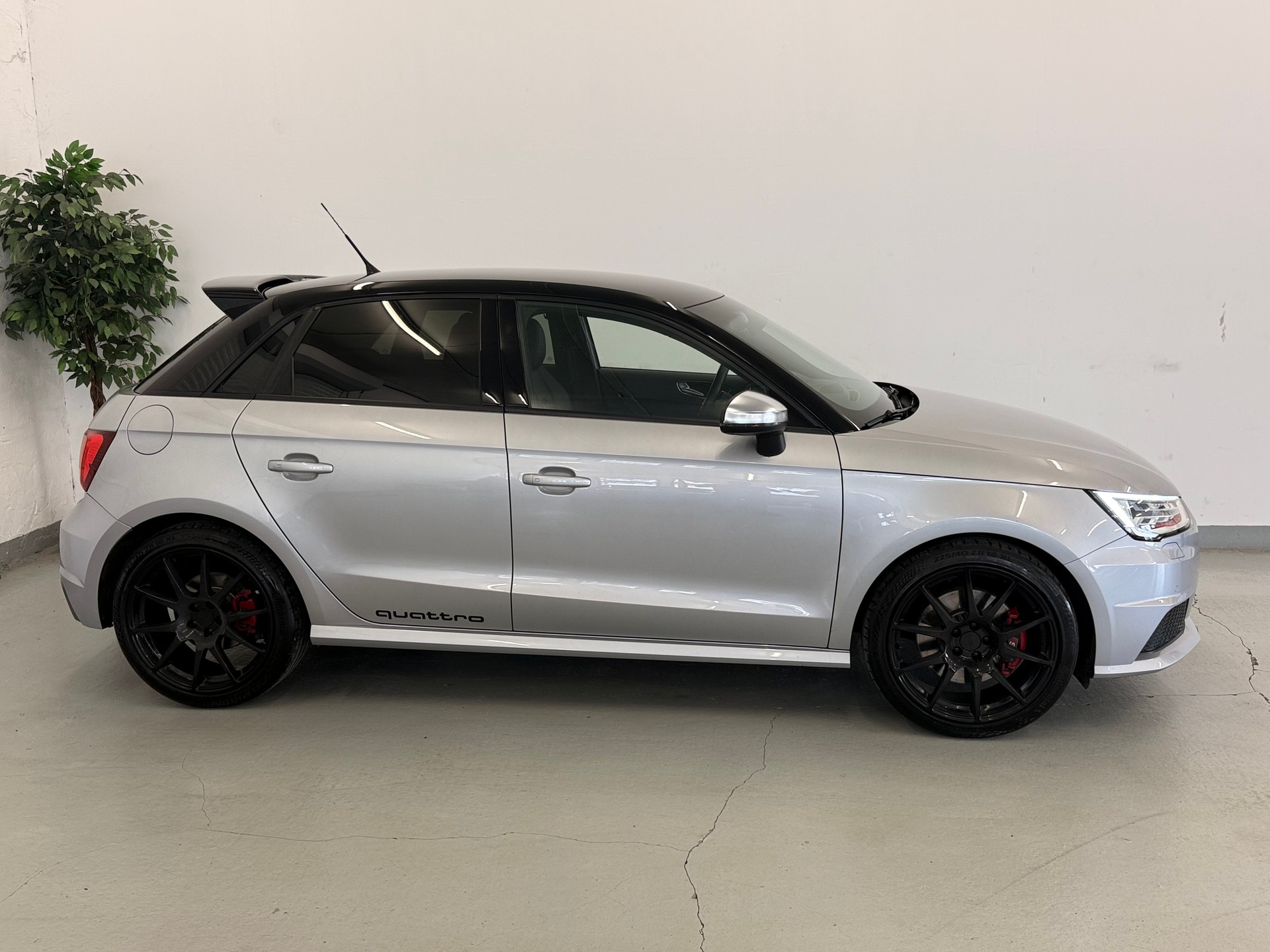 AUDI S1 Sportback 2.0 TFSI quattro-image-2