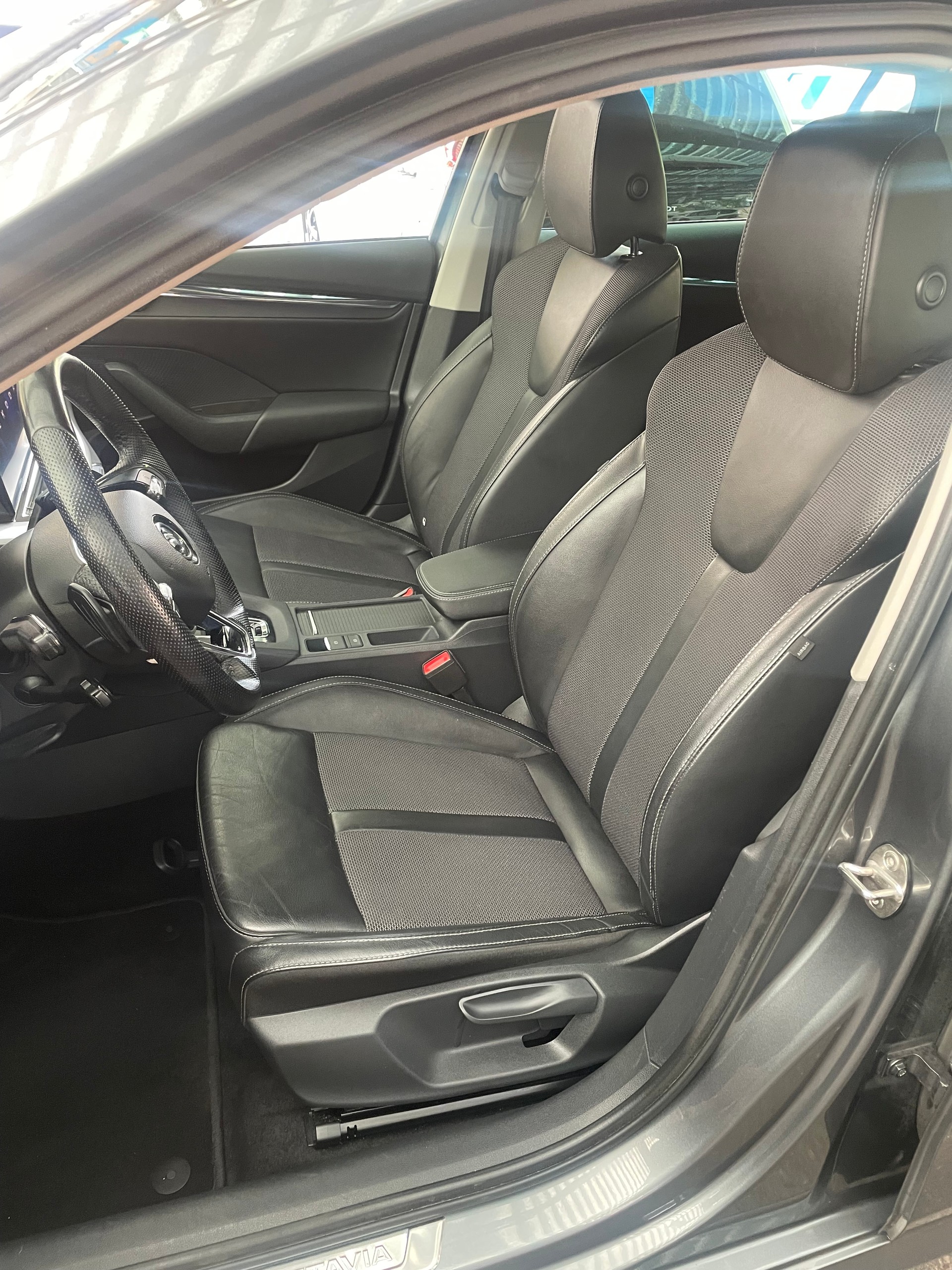 SKODA Octavia Combi 2.0 TDI DSG Style 4x4-image-7