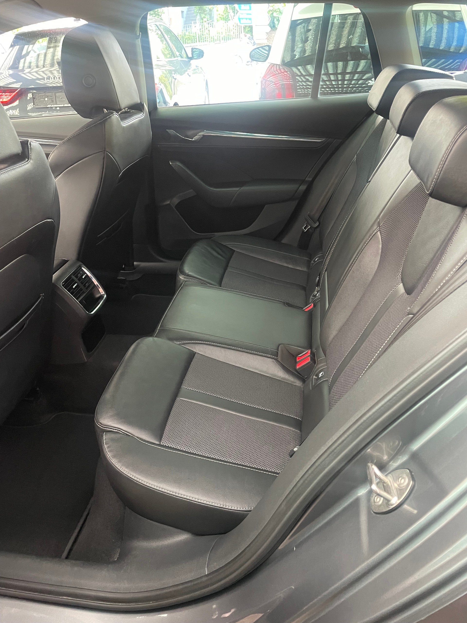 SKODA Octavia Combi 2.0 TDI DSG Style 4x4-image-8