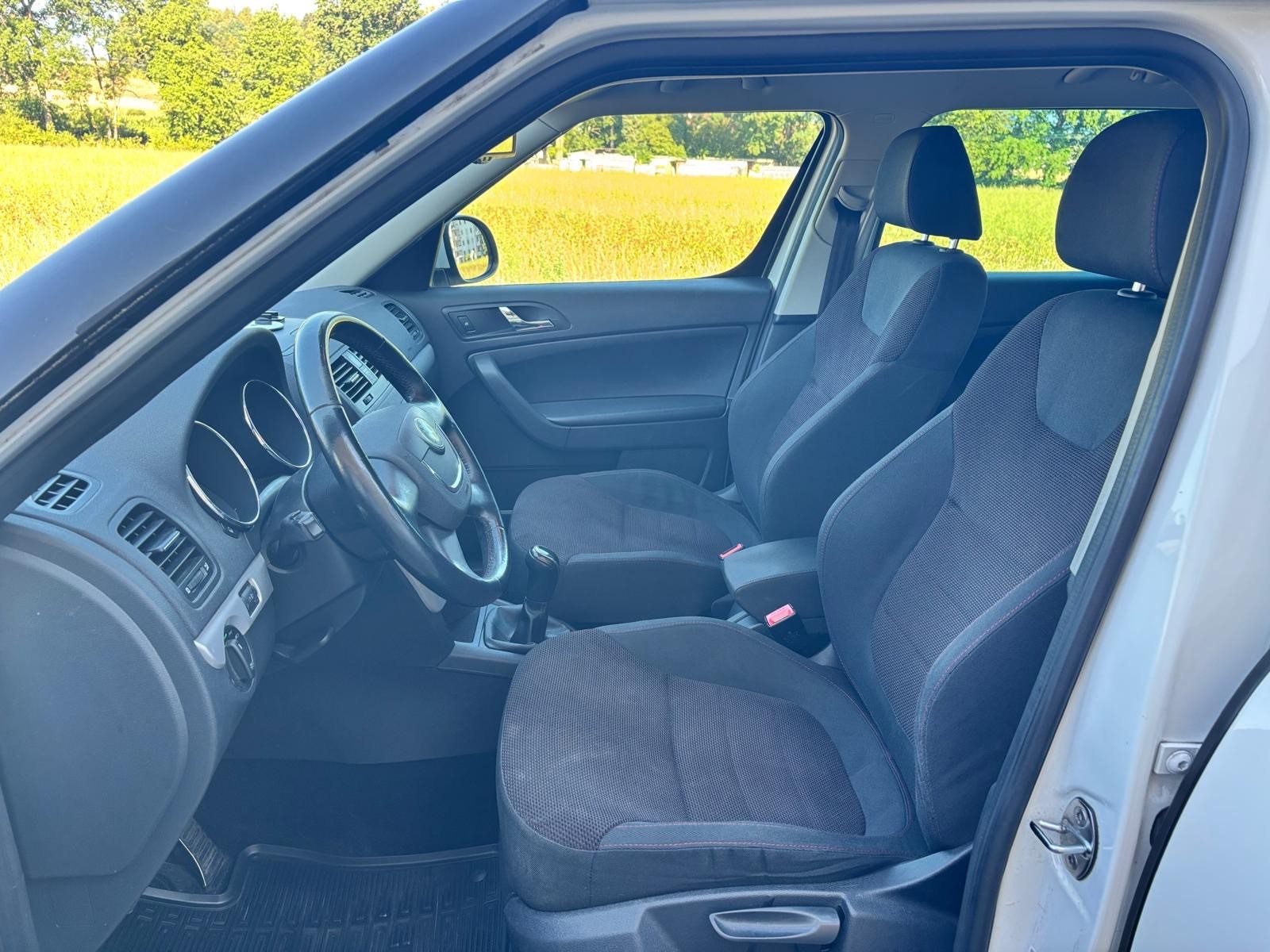 SKODA Yeti 1.6 TDI GL Ambition-image-9