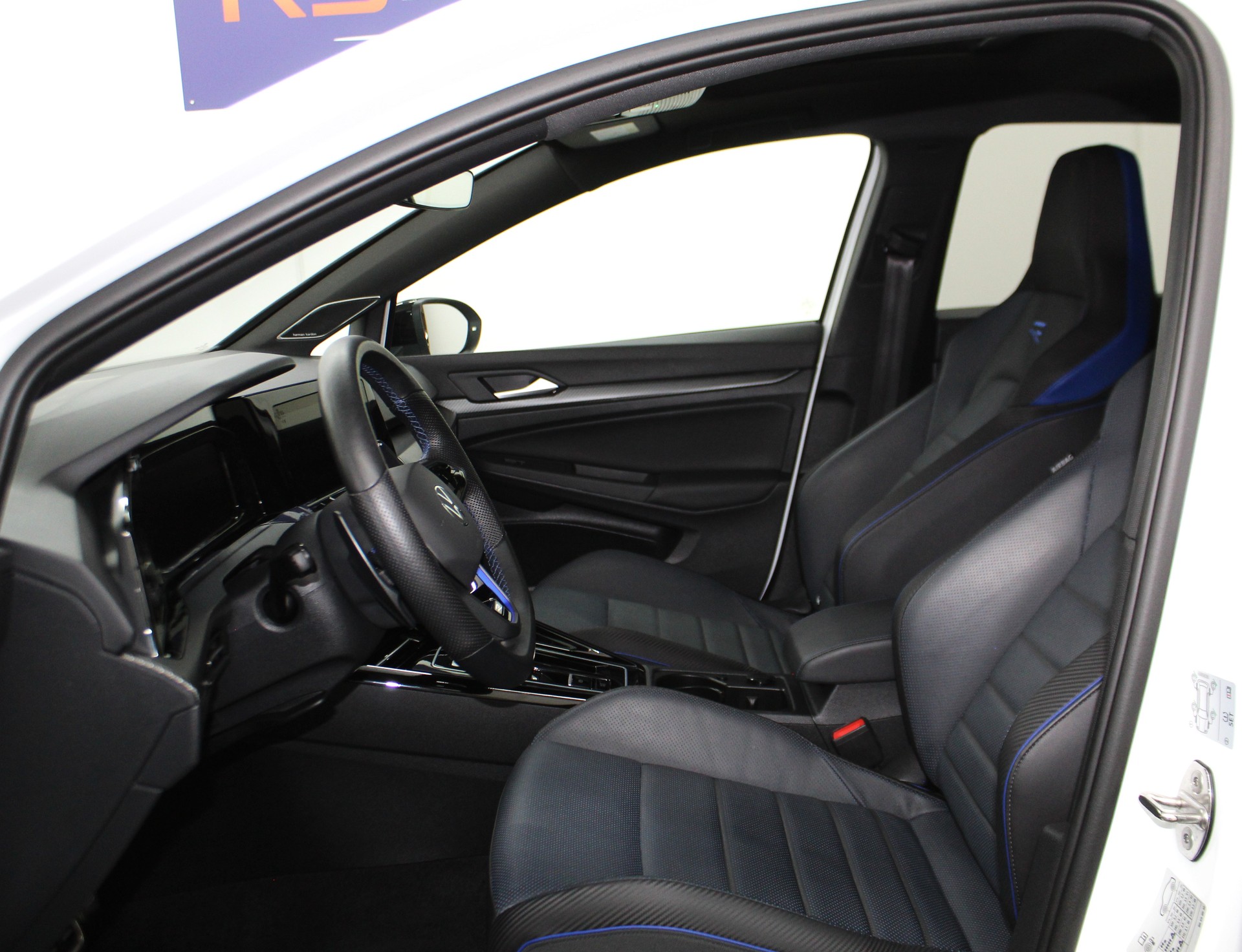 VW Golf 2.0 TSI R DSG 4Motion R Performance Akrapovic 333PS / CH-Fahrzeug-image-7