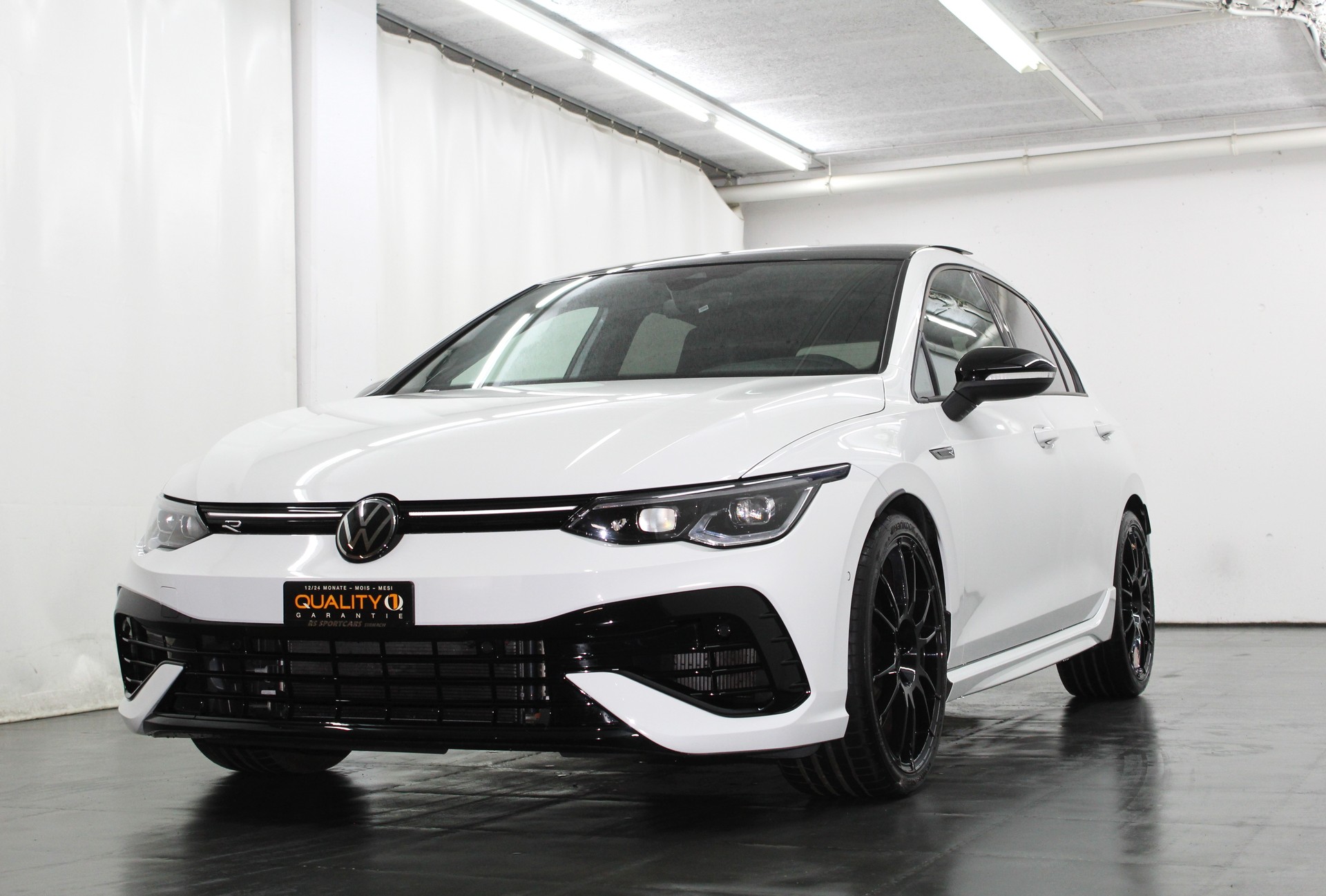 VW Golf 2.0 TSI R DSG 4Motion R Performance Akrapovic 333PS / CH-Fahrzeug-image-3