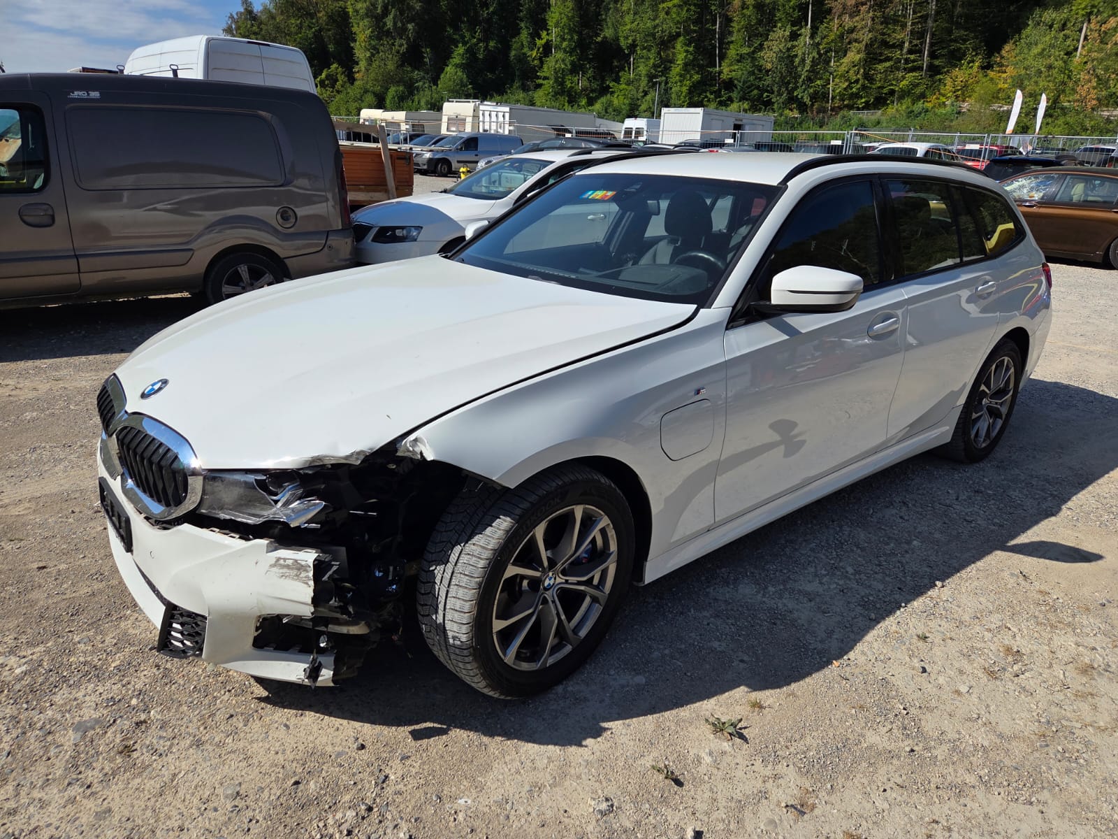 BMW 330e x DriveTouring M Sport Steptronic-image-3
