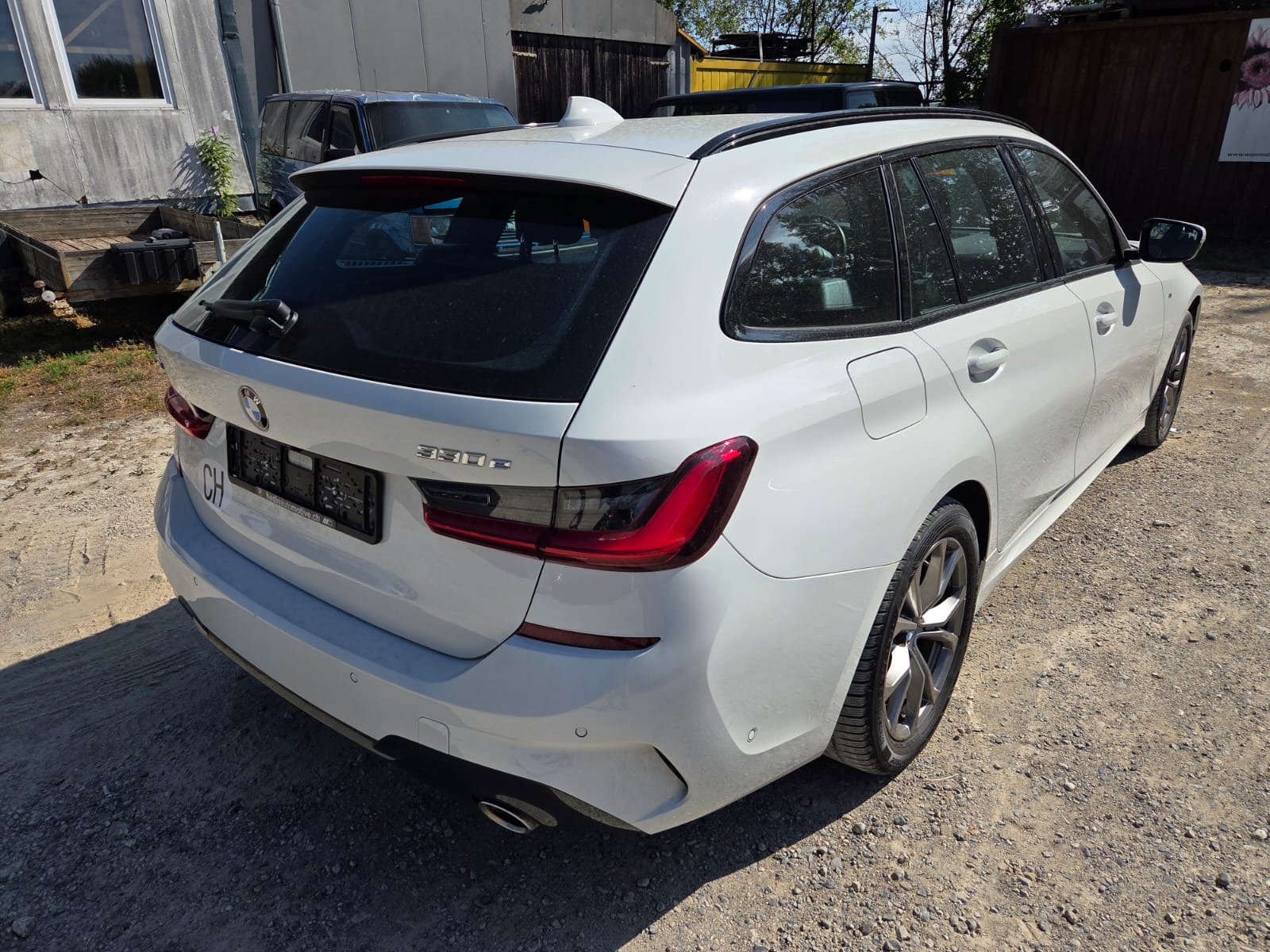 BMW 330e x DriveTouring M Sport Steptronic-image-7