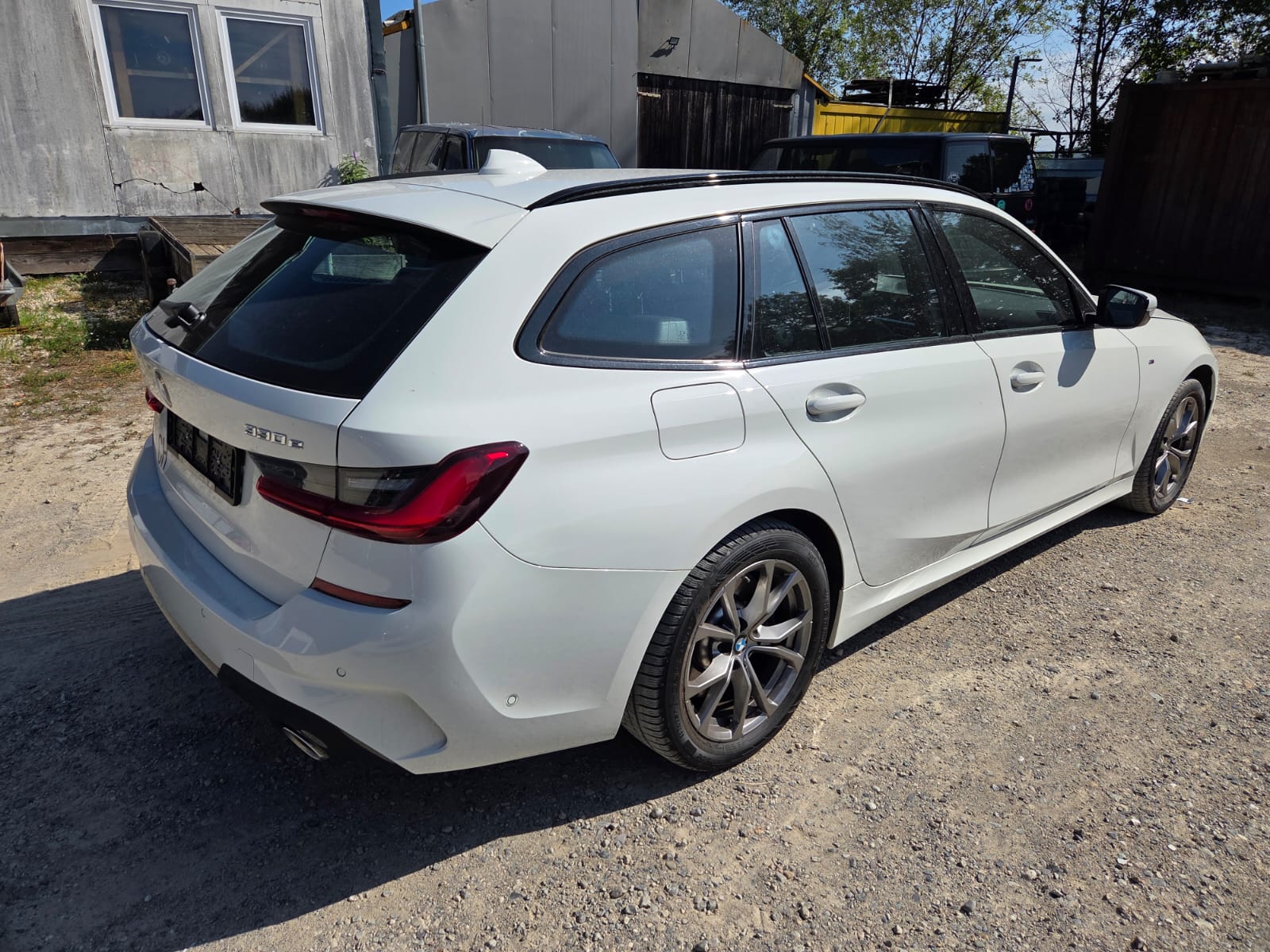 BMW 330e x DriveTouring M Sport Steptronic-image-6