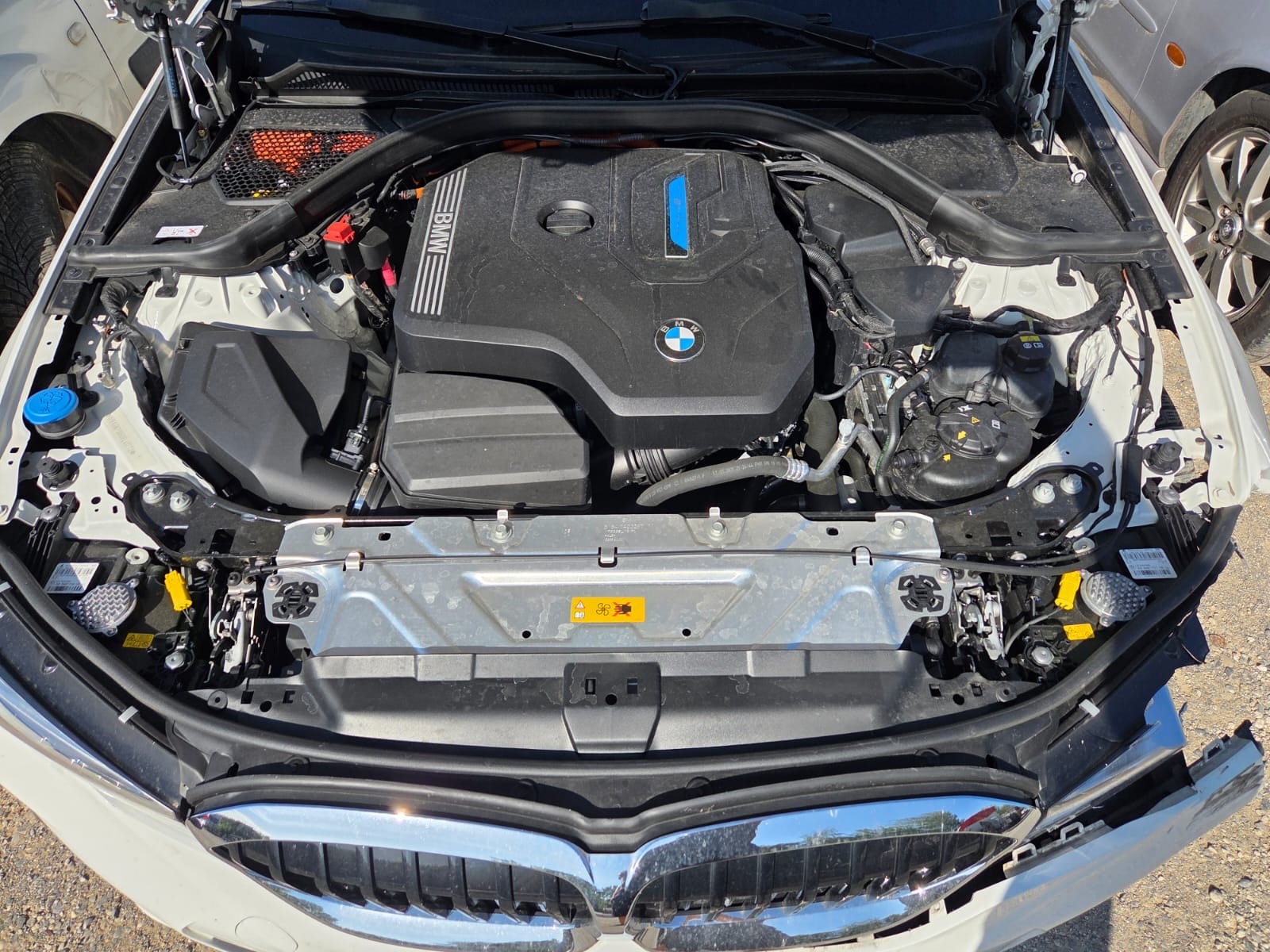 BMW 330e x DriveTouring M Sport Steptronic-image-13