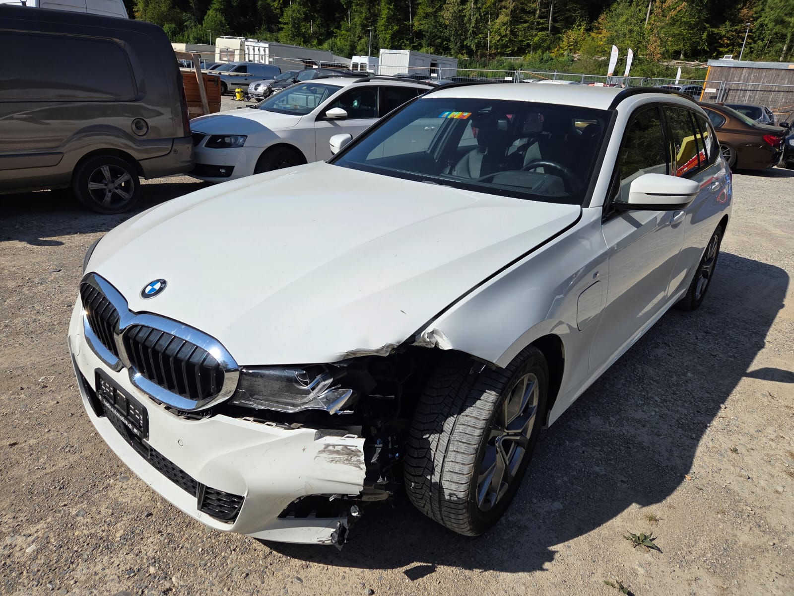 BMW 330e x DriveTouring M Sport Steptronic-image-2