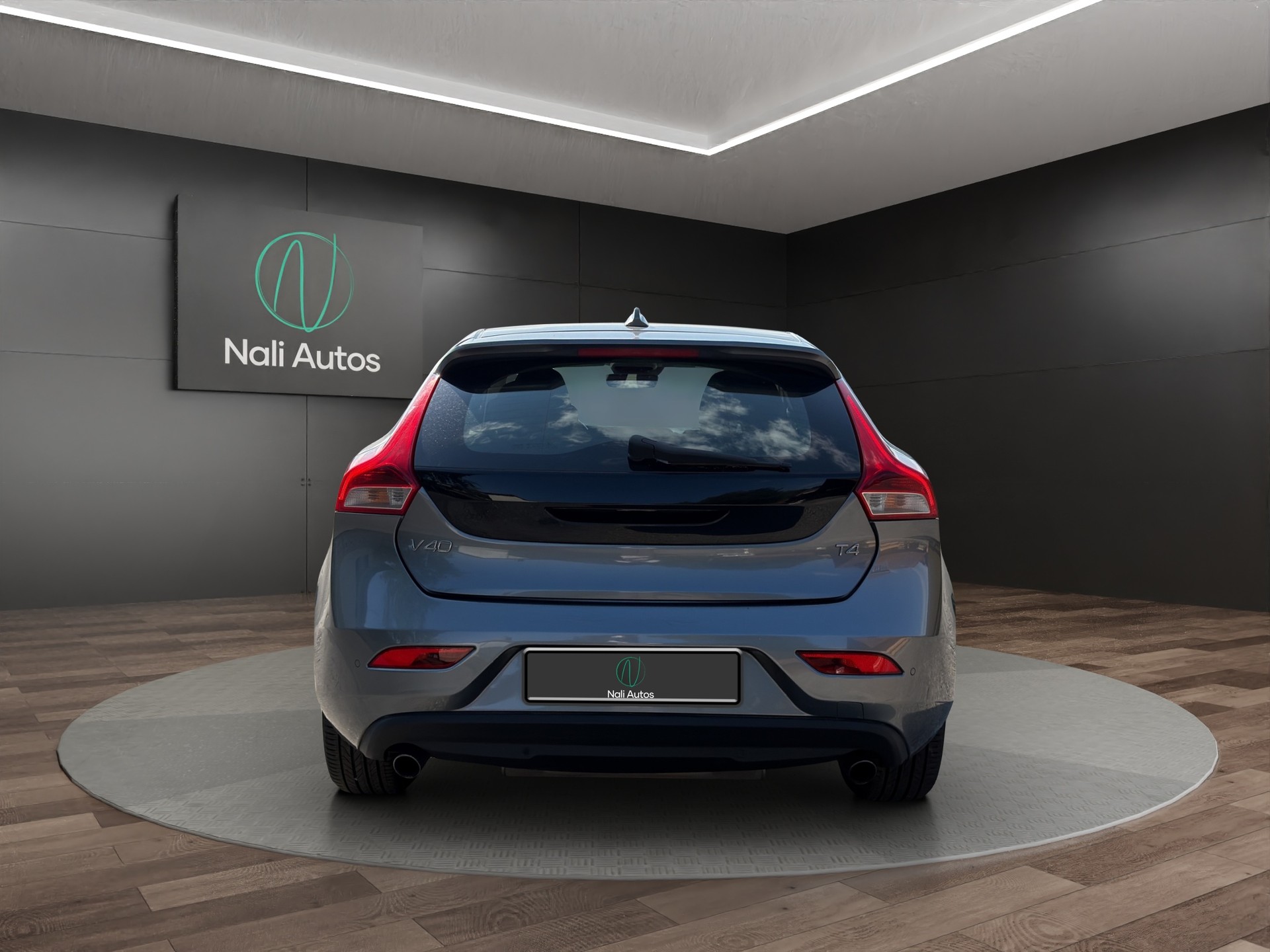 VOLVO V40 T4 Momentum Powershift-image-2