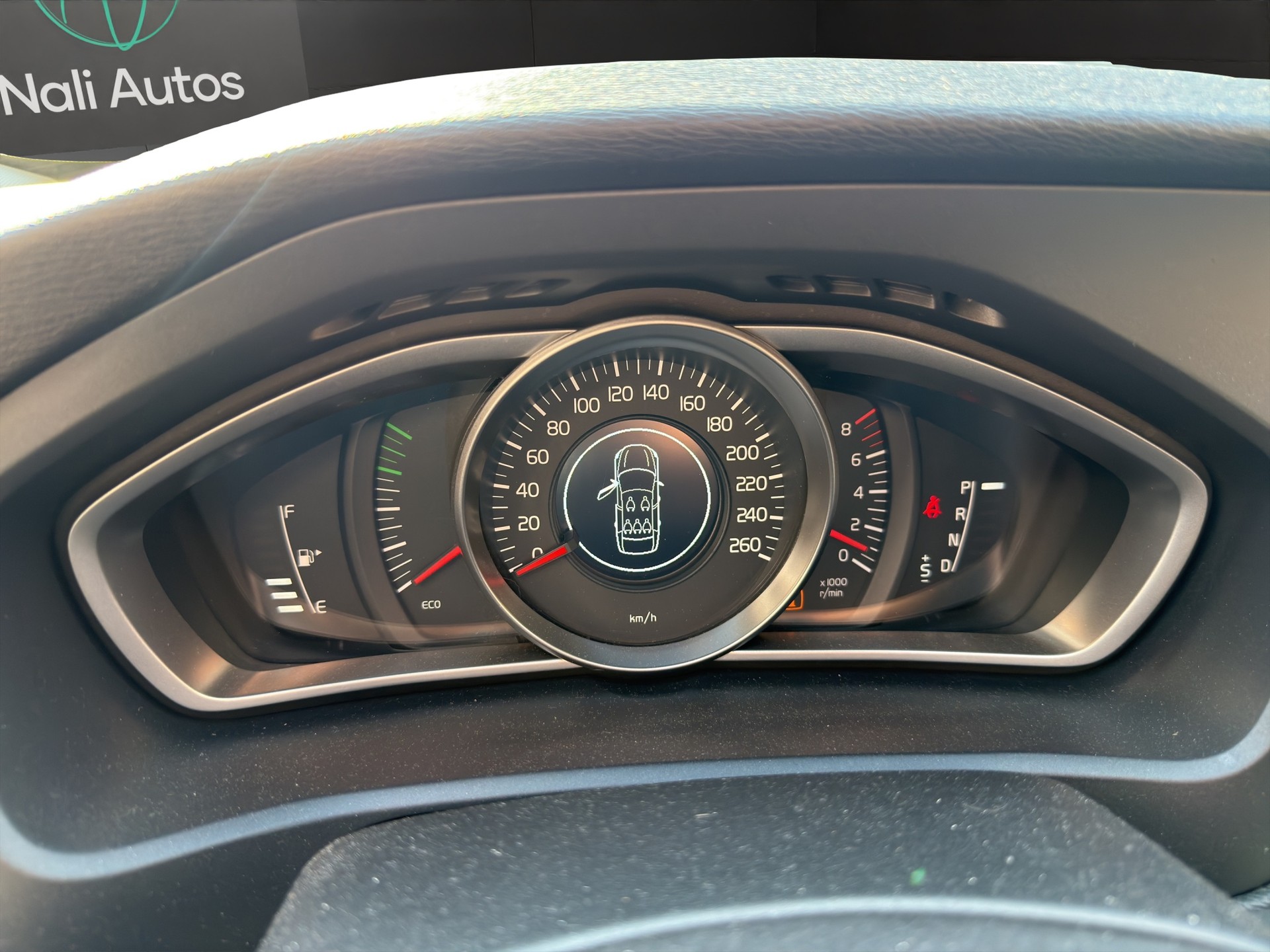 VOLVO V40 T4 Momentum Powershift-image-5