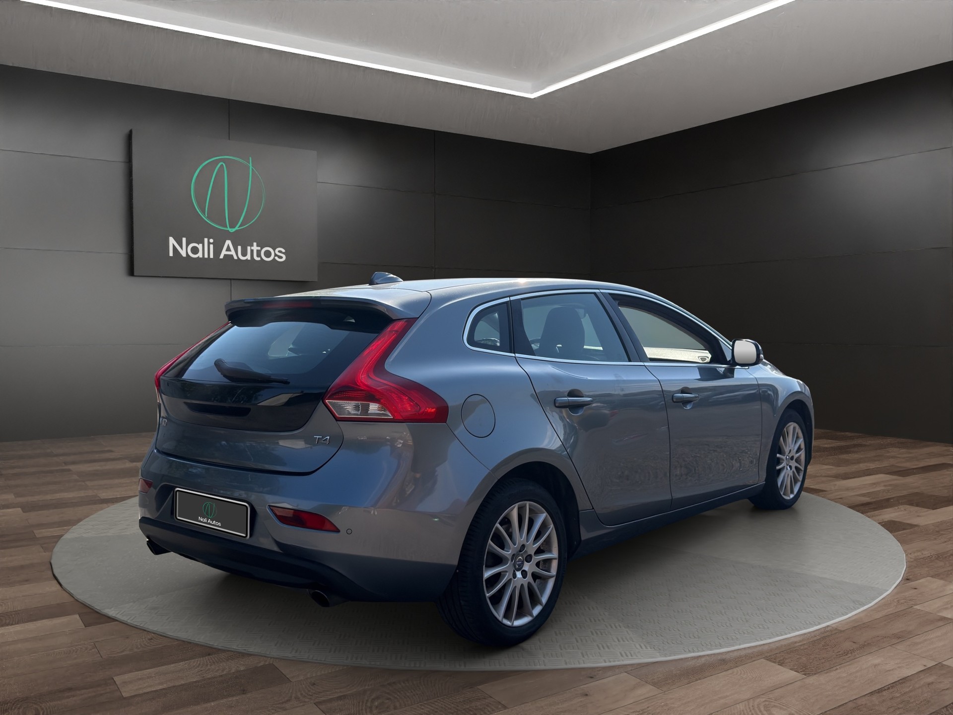VOLVO V40 T4 Momentum Powershift-image-19