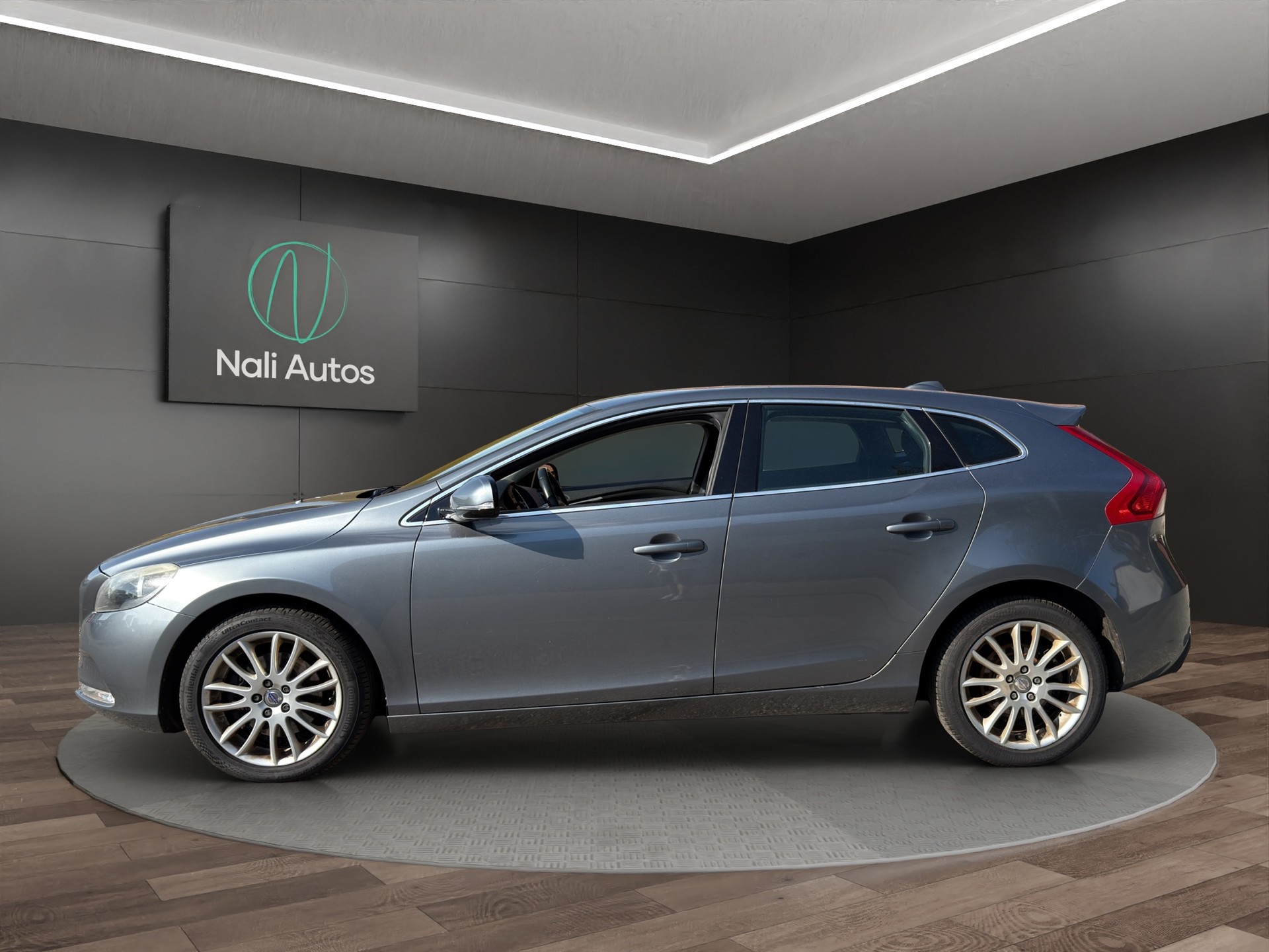 VOLVO V40 T4 Momentum Powershift-image-1