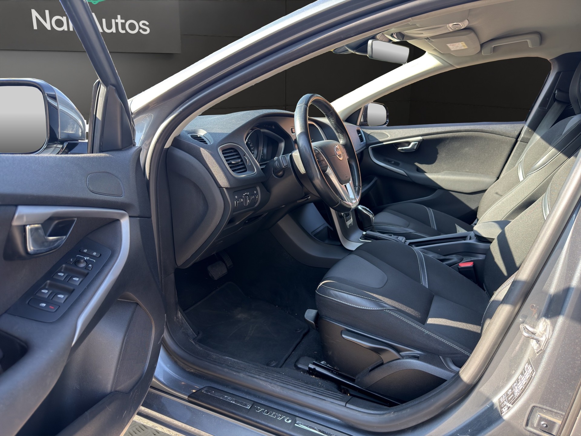VOLVO V40 T4 Momentum Powershift-image-13