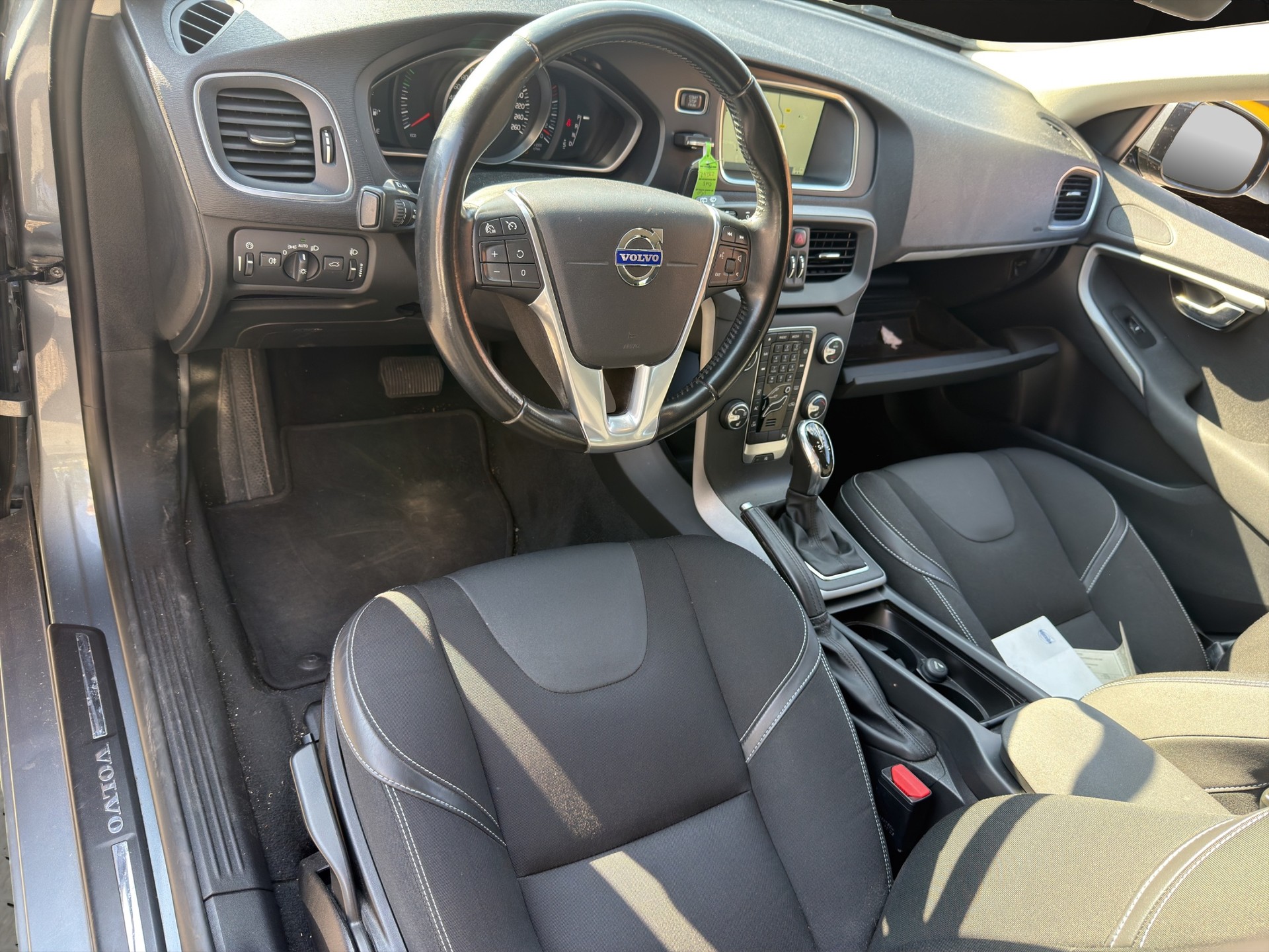 VOLVO V40 T4 Momentum Powershift-image-12
