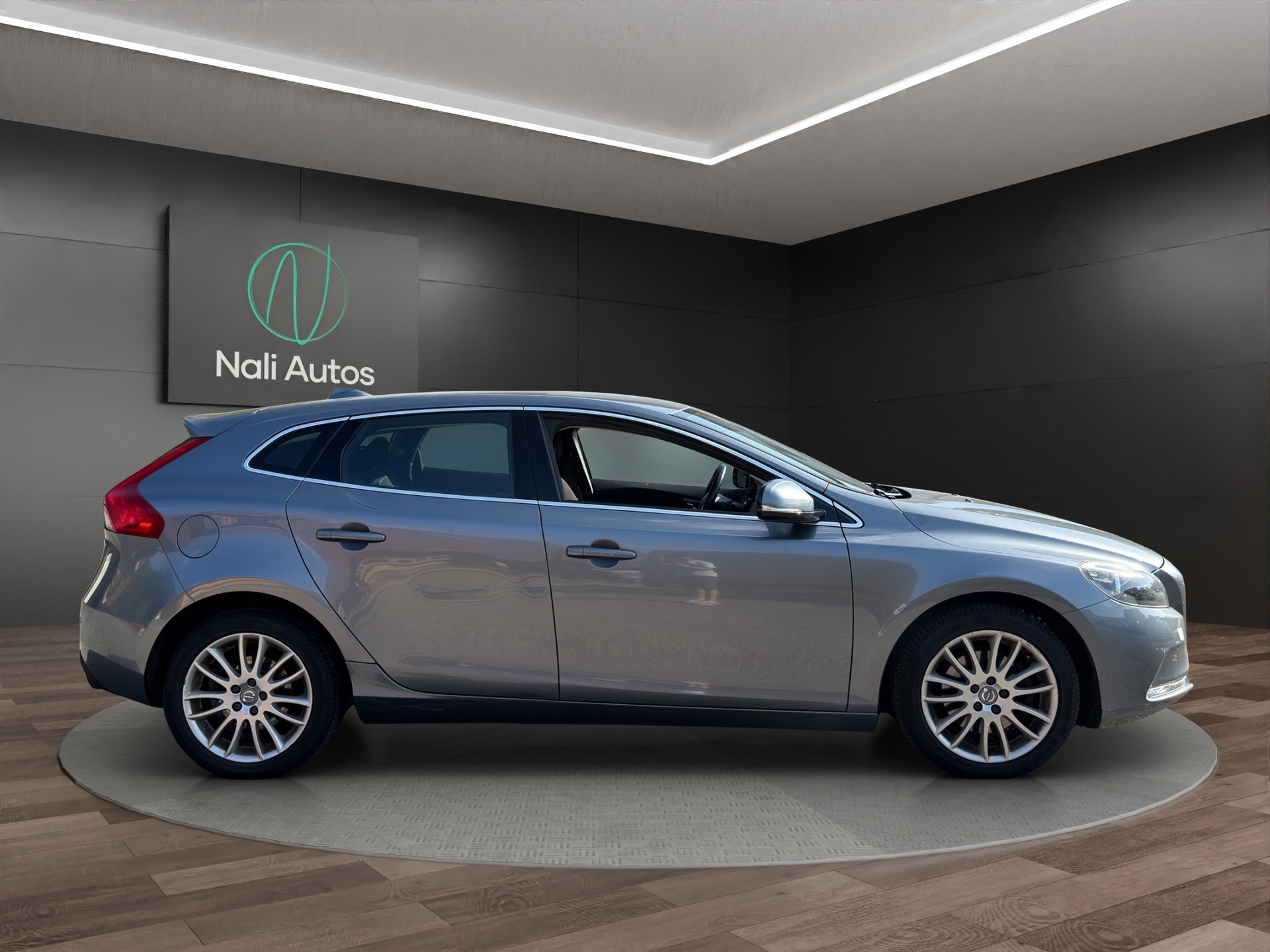 VOLVO V40 T4 Momentum Powershift-image-6