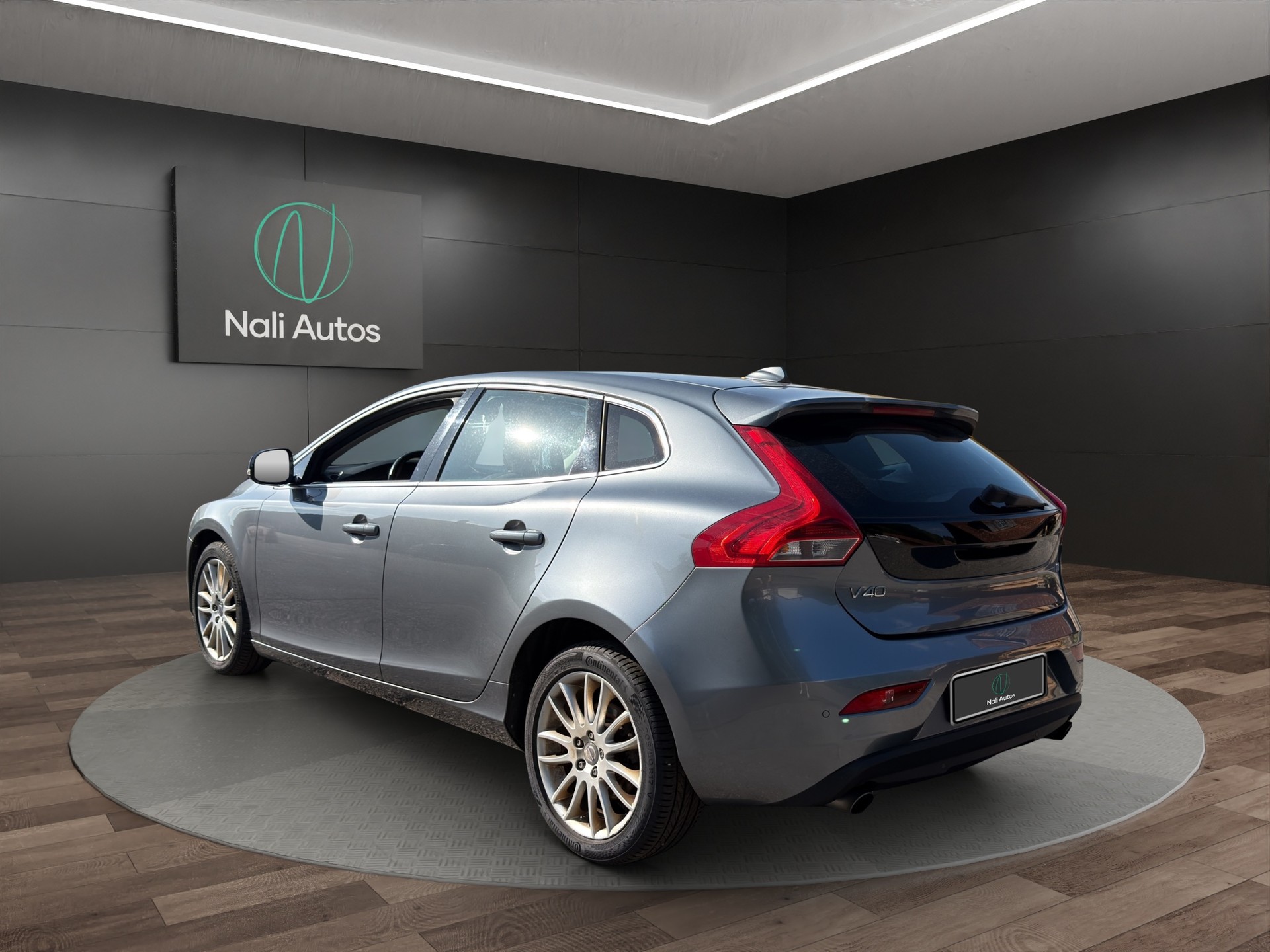 VOLVO V40 T4 Momentum Powershift-image-4