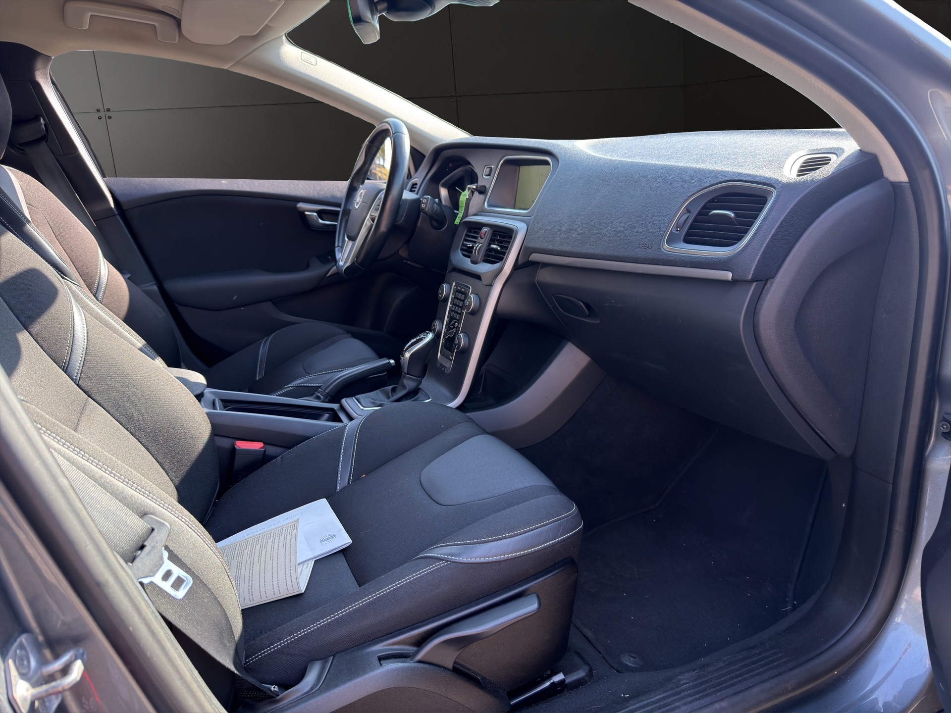 VOLVO V40 T4 Momentum Powershift-image-17