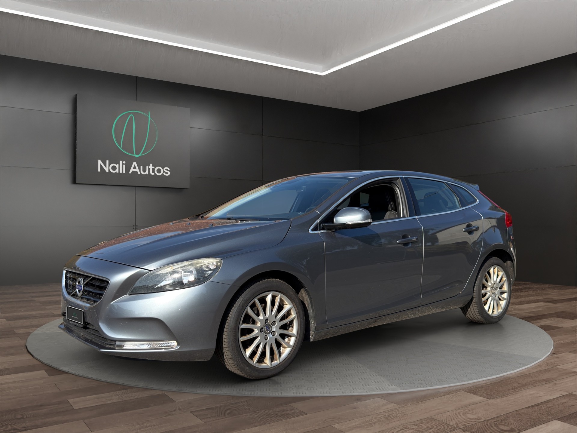 VOLVO V40 T4 Momentum Powershift-image-0