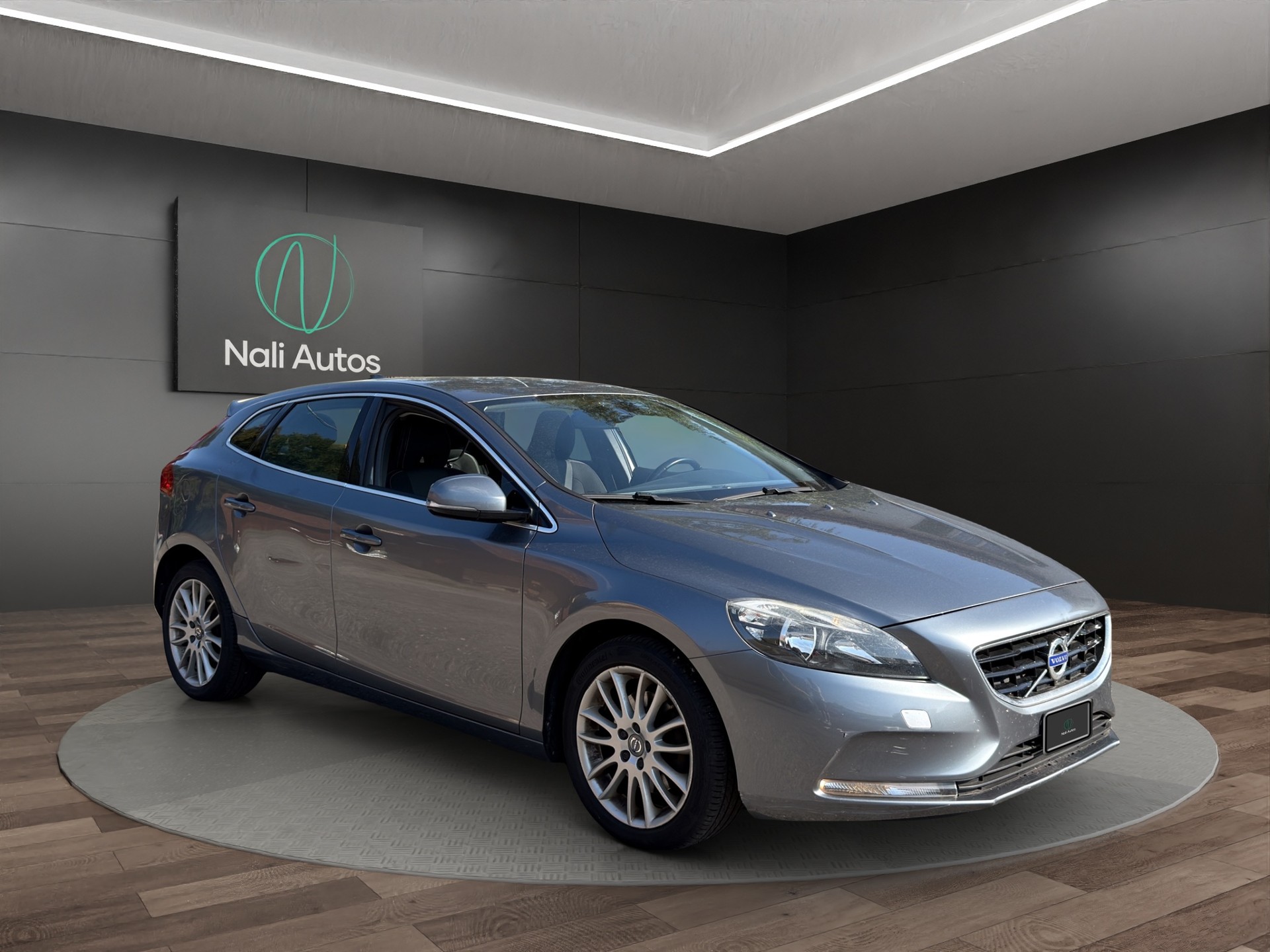 VOLVO V40 T4 Momentum Powershift-image-3