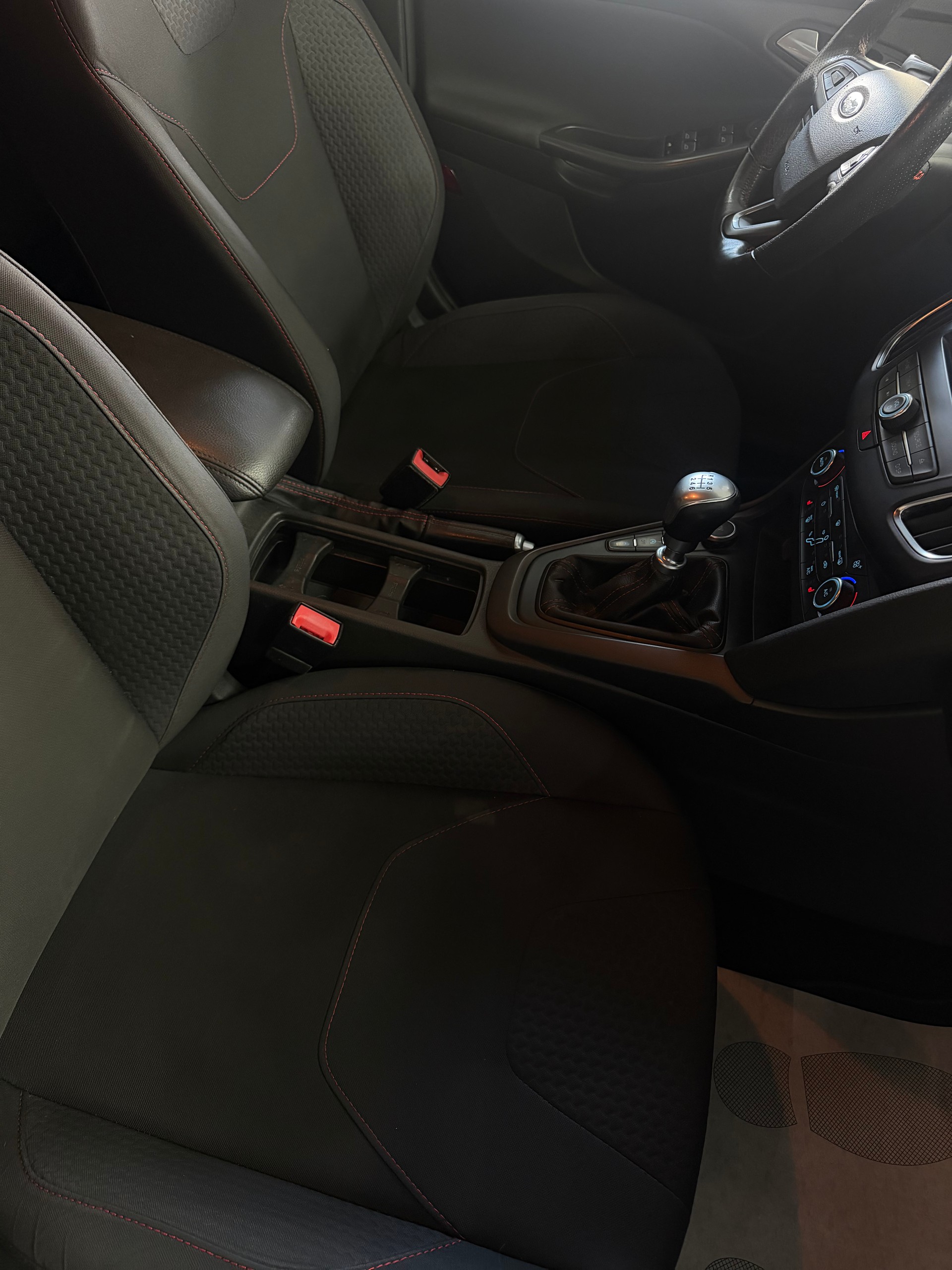 FORD Focus 1.5 SCTi ST Line-image-4