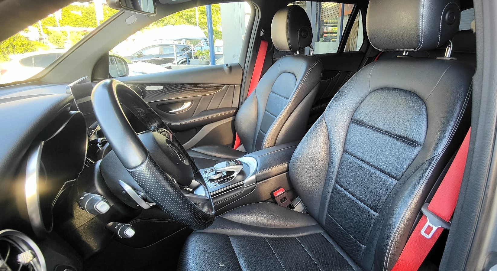 MERCEDES-BENZ GLC 250 AMG Line 4Matic 9G-Tronic-image-12