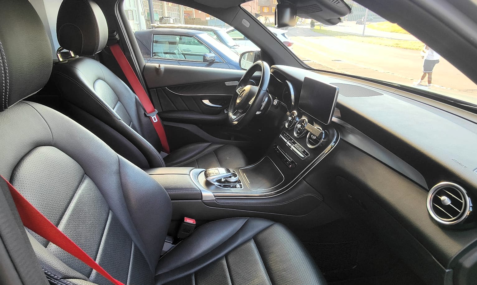 MERCEDES-BENZ GLC 250 AMG Line 4Matic 9G-Tronic-image-13