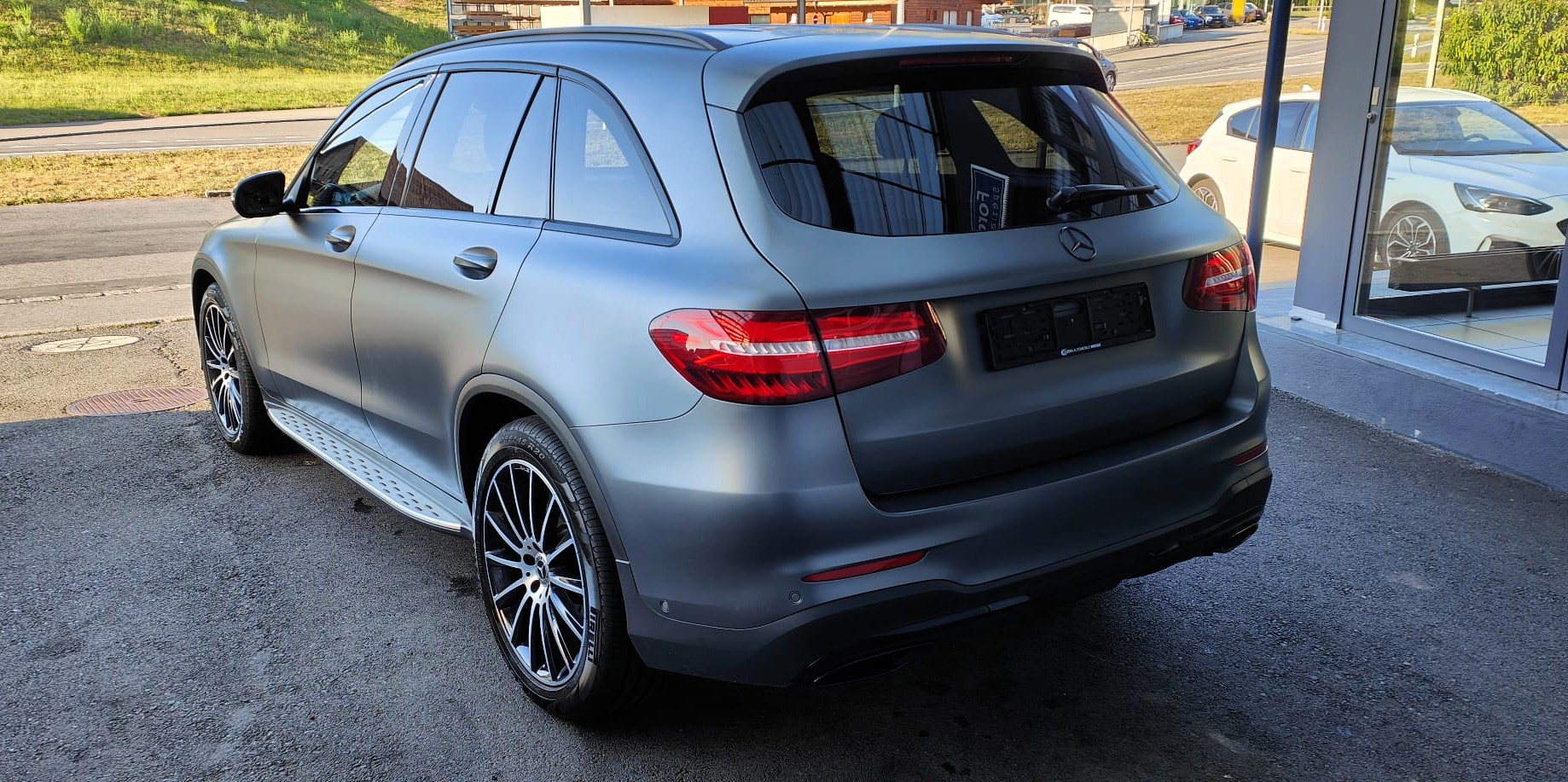 MERCEDES-BENZ GLC 250 AMG Line 4Matic 9G-Tronic-image-3
