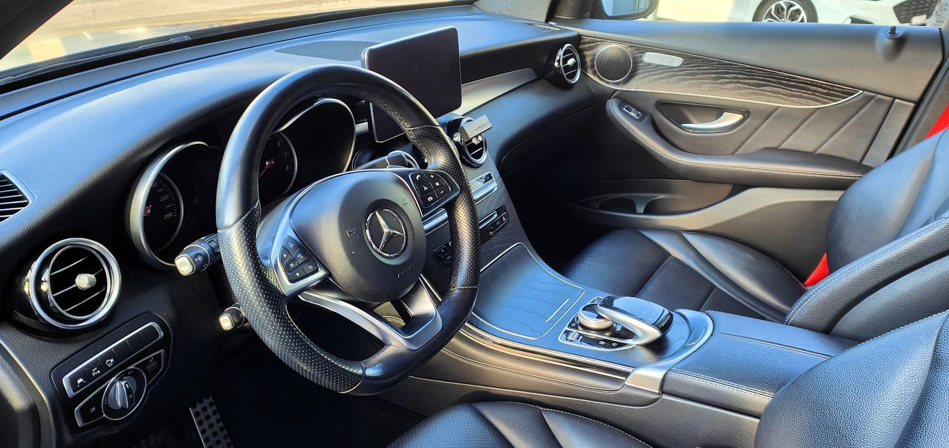 MERCEDES-BENZ GLC 250 AMG Line 4Matic 9G-Tronic-image-11