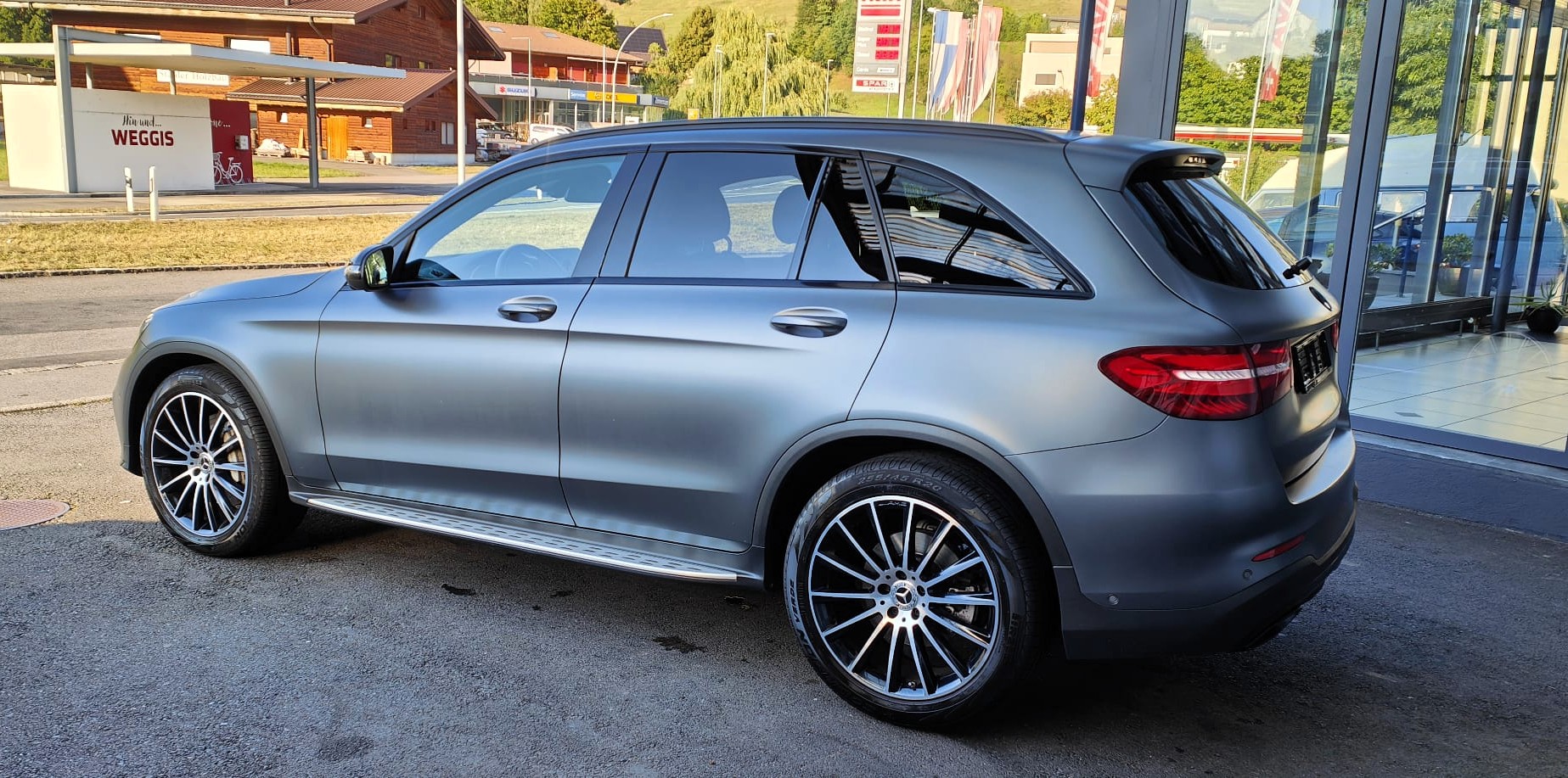 MERCEDES-BENZ GLC 250 AMG Line 4Matic 9G-Tronic-image-2