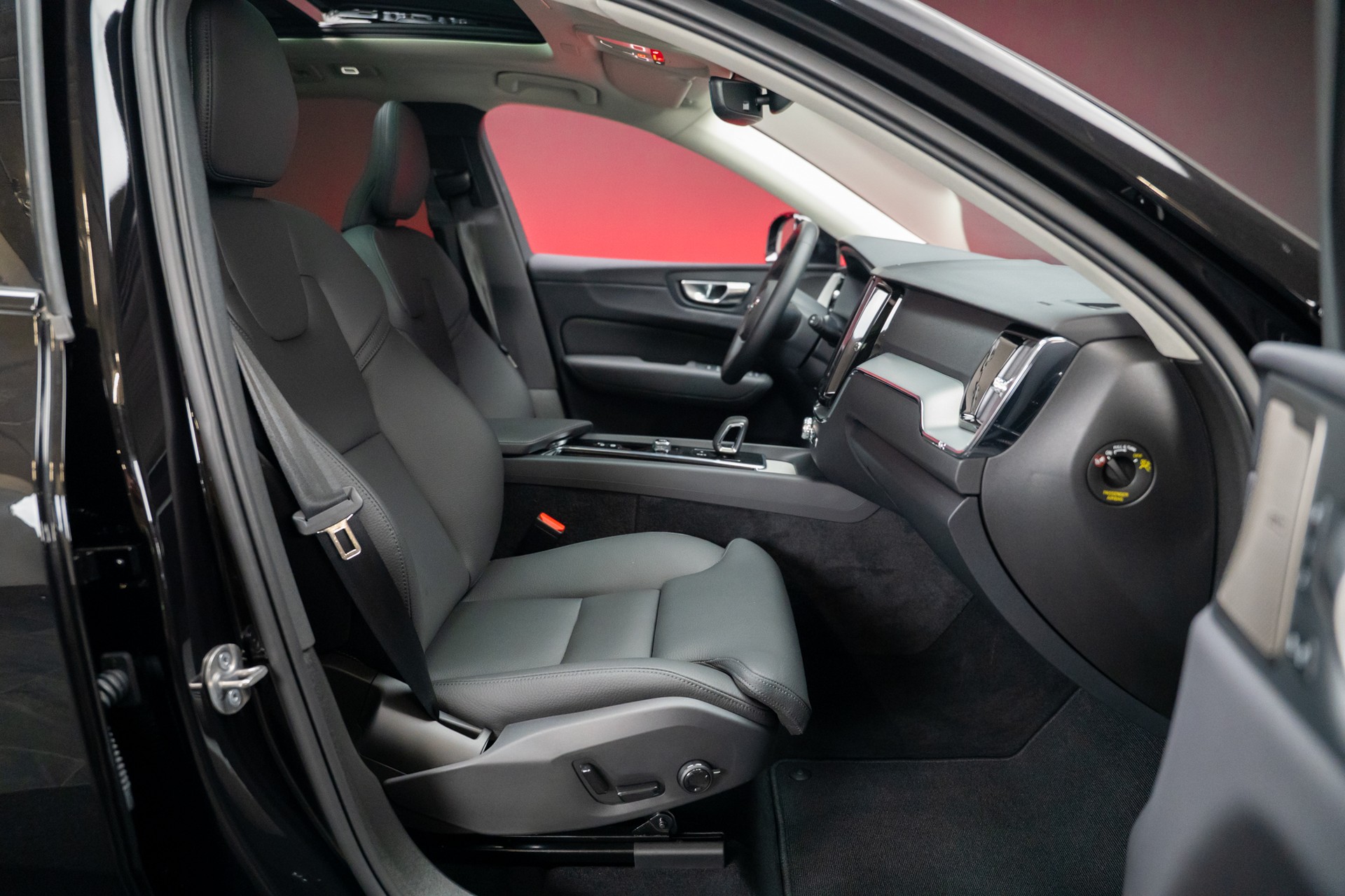VOLVO XC60 2.0 T8 TE Plus Dark eAWD / Panorama / 360°Kamera / Harman/Kardon-image-16