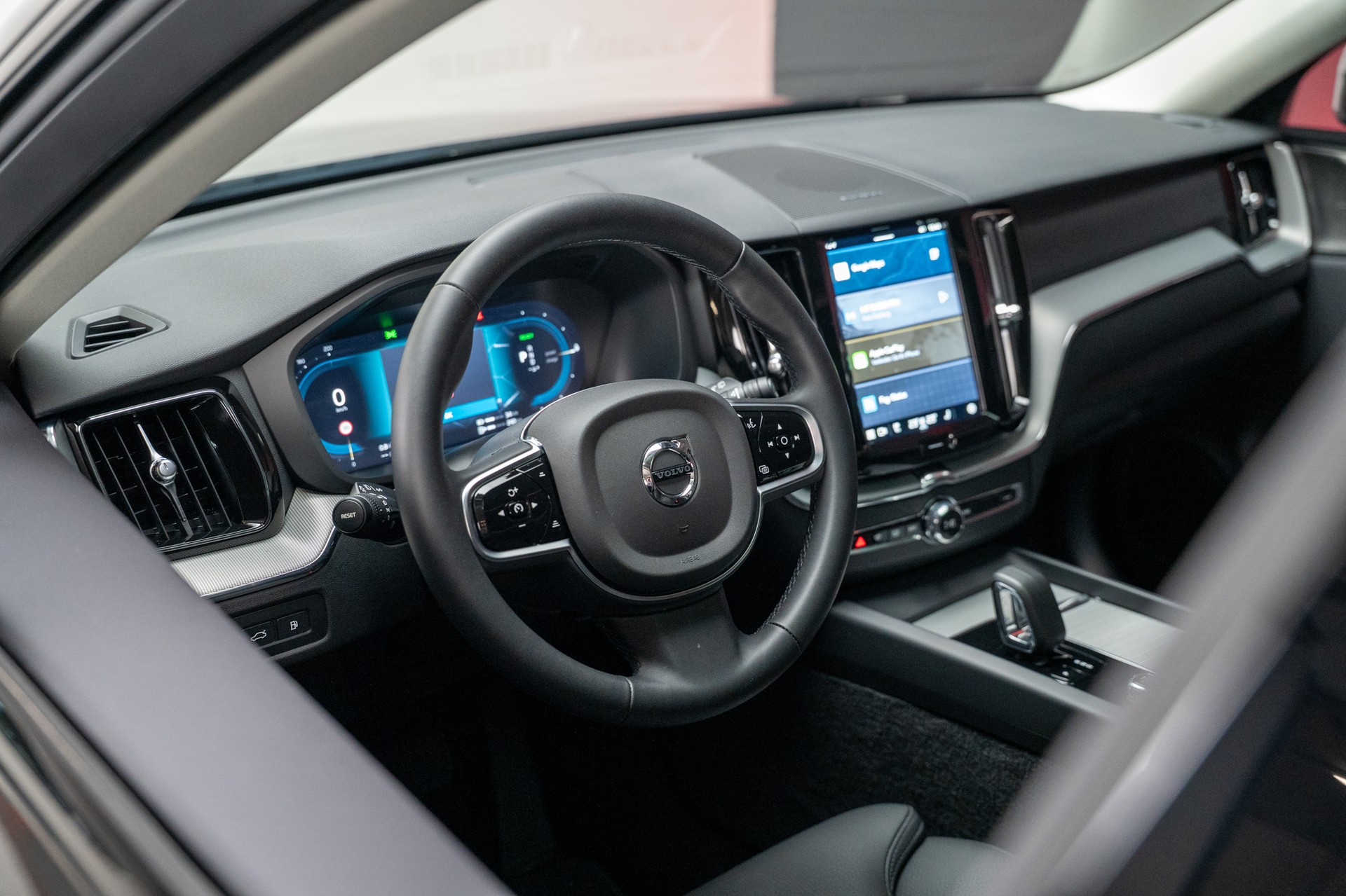VOLVO XC60 2.0 T8 TE Plus Dark eAWD / Panorama / 360°Kamera / Harman/Kardon-image-9