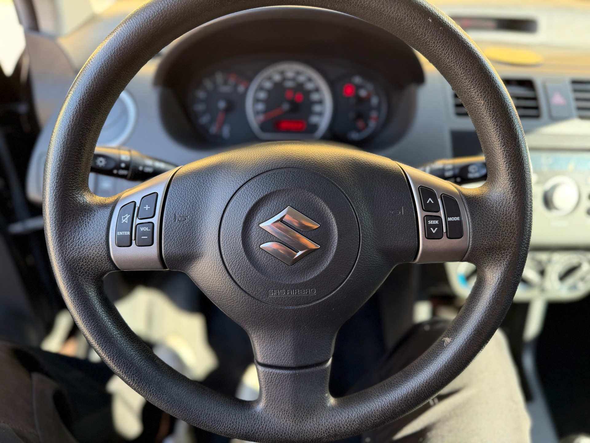 SUZUKI Swift 1.3i 16V GL Top-image-19