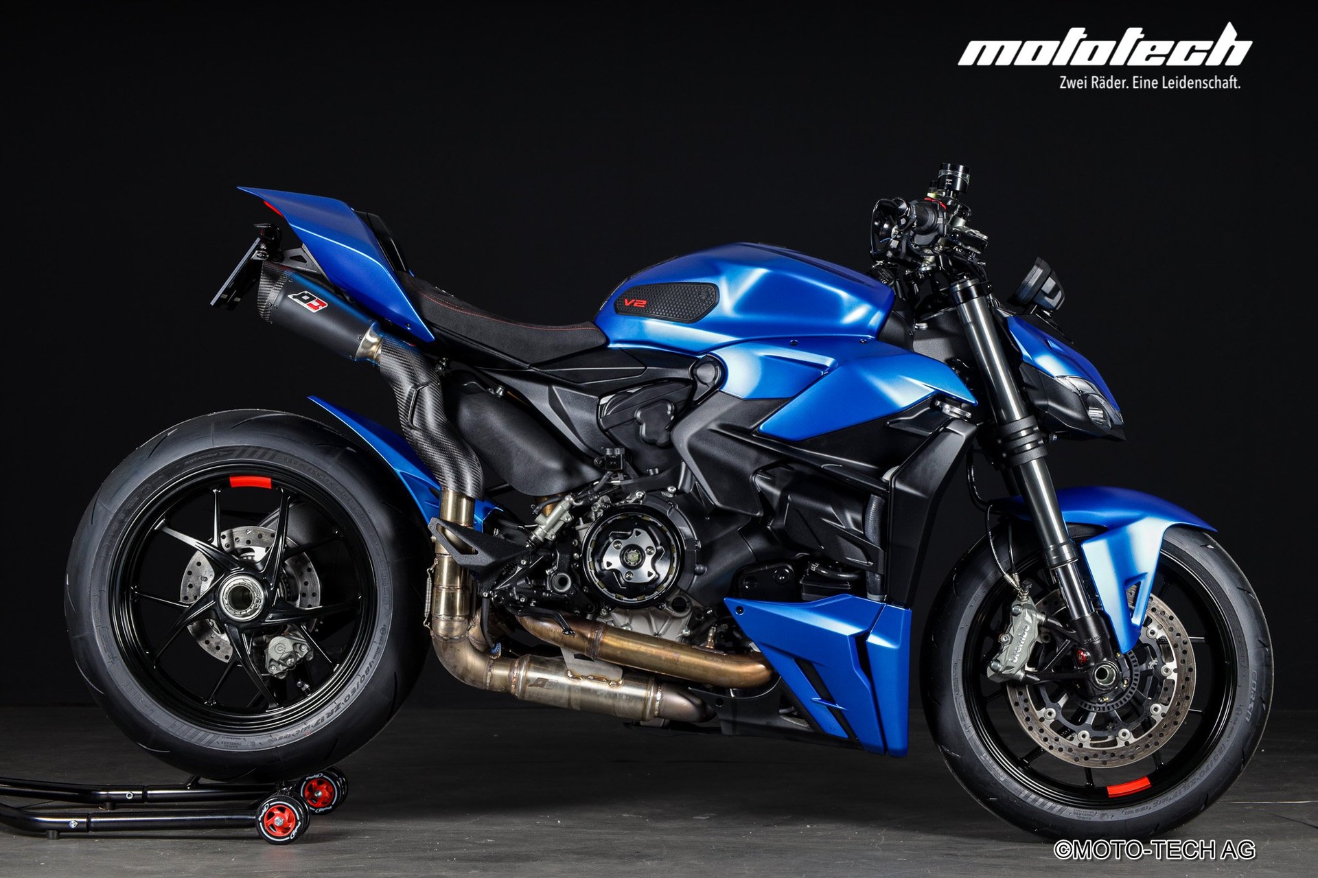 DUCATI Streetfighter V2 QD-showroom-element-1