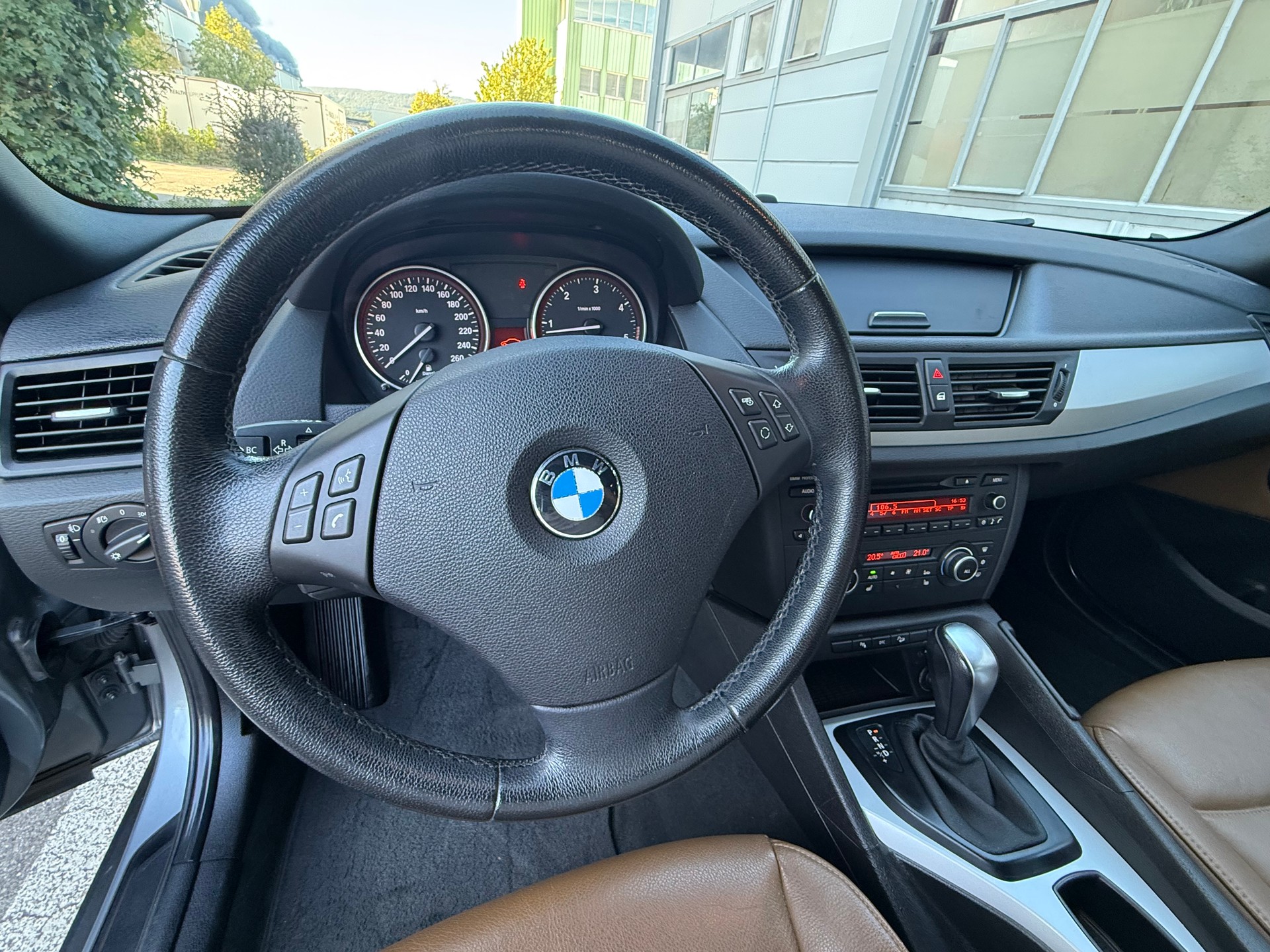 BMW X1 xDrive 20d Steptronic *Frisch ab MFK *Tempomat *Automat *Abnehmbare Anhängerkupplung *Sitzheizung *Panorama-Glasdach-image-8