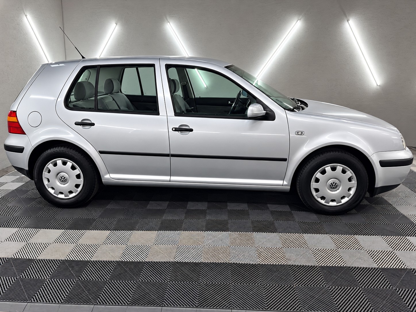 VW Golf 1.6 16V-image-2