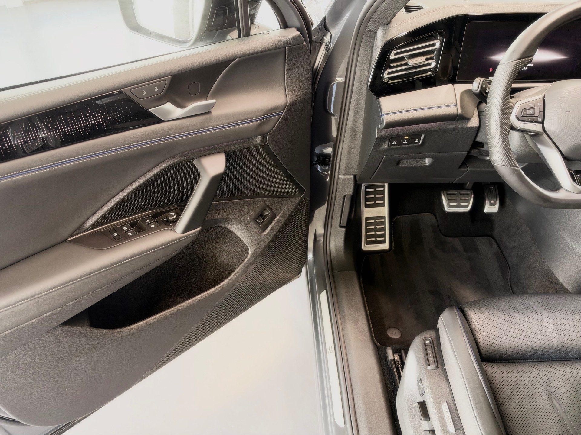 VW Tiguan 2.0 TDI SCR R-Line 4Motion DSG-image-6