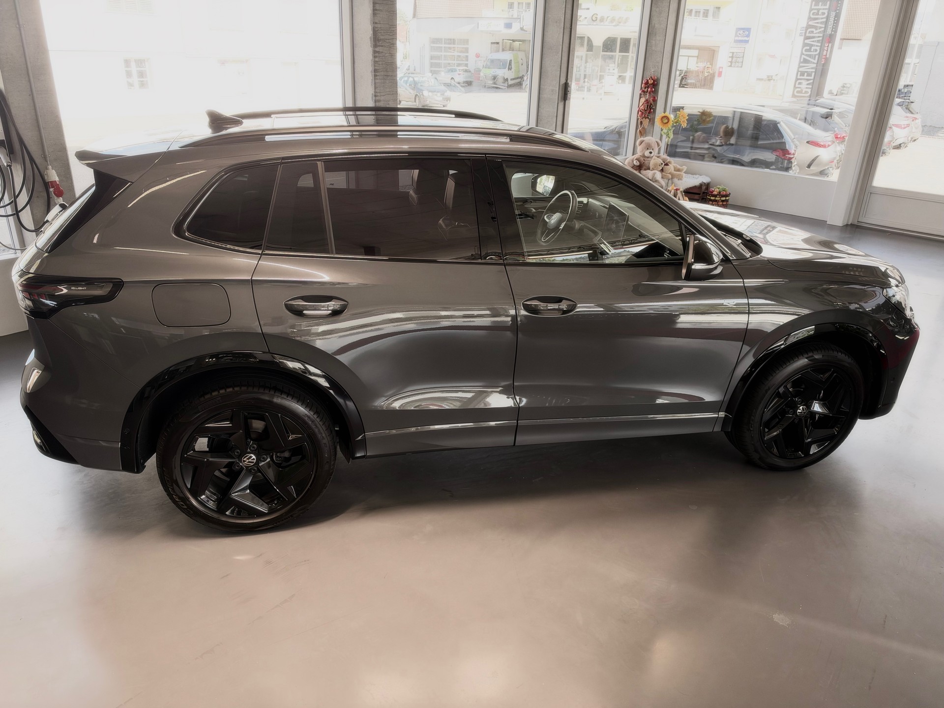 VW Tiguan 2.0 TDI SCR R-Line 4Motion DSG-image-3